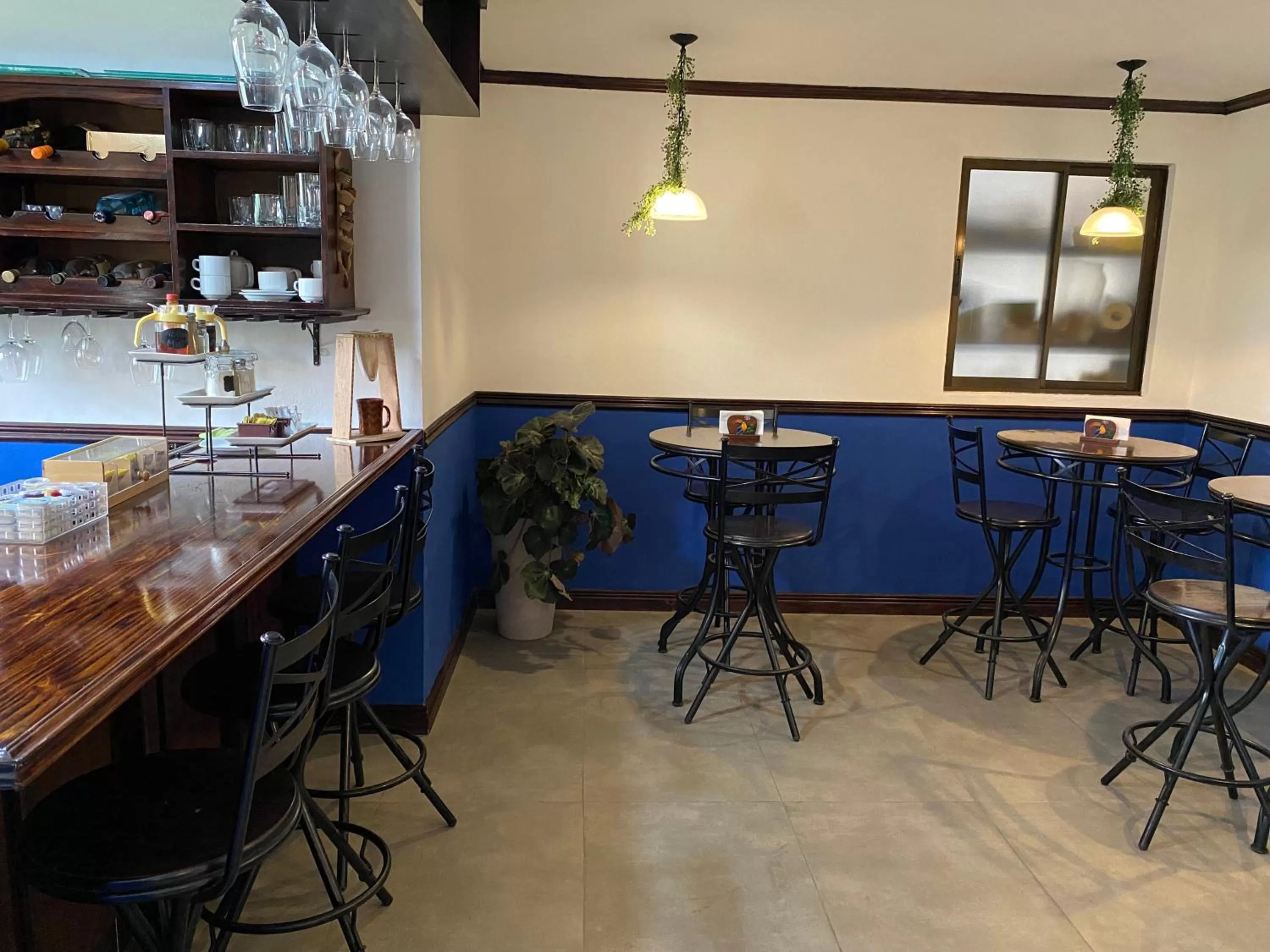 Restaurant/places to eat in Berlor Airport Inn