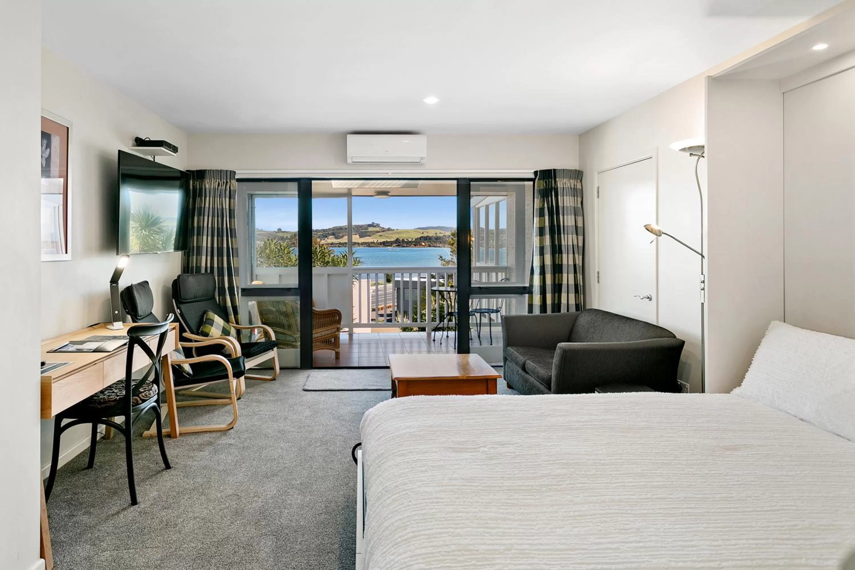 Lake view, Bed in Baycrest Thermal Lodge