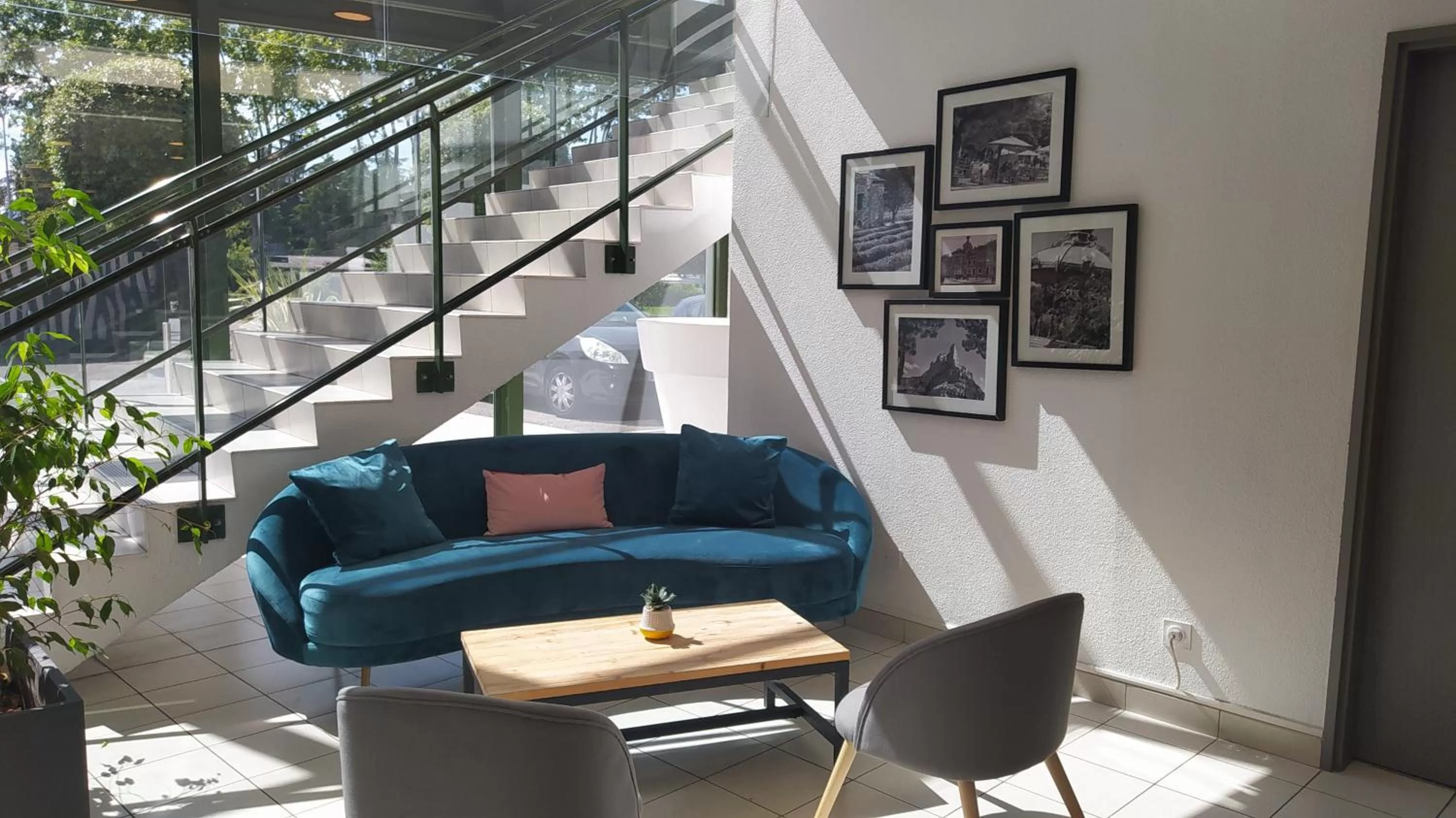 Seating area in Cerise Valence