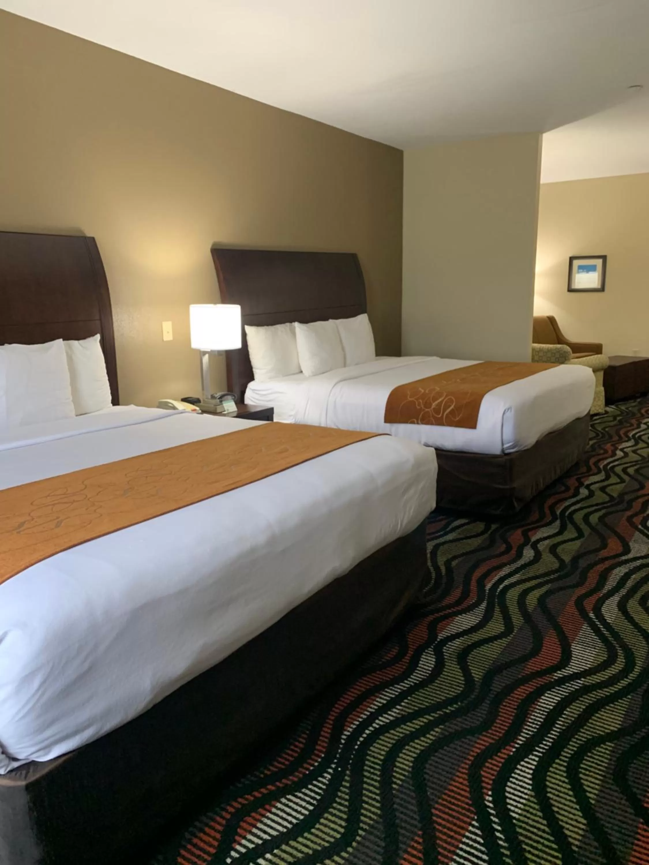 Photo of the whole room, Bed in Comfort Suites Beaumont I-10