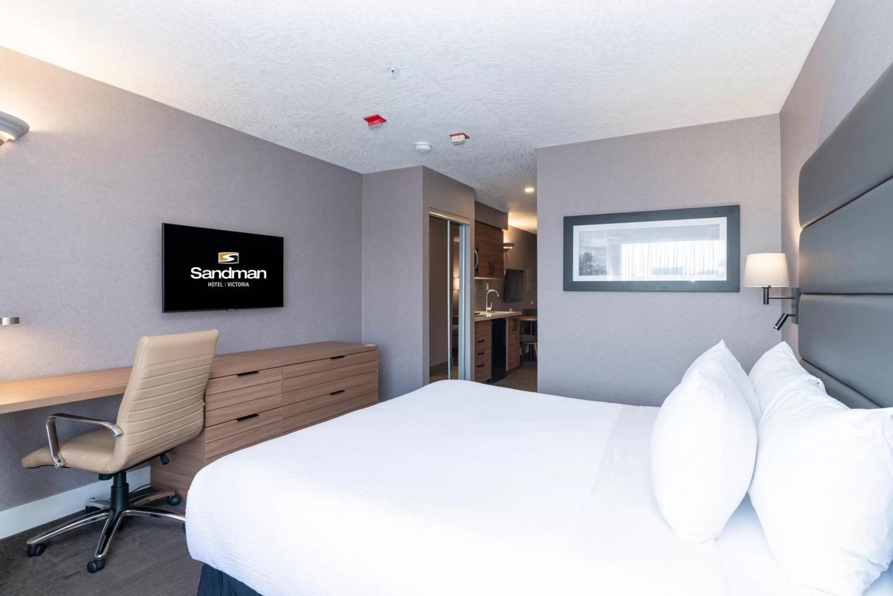 Photo of the whole room, Bed in Sandman Hotel Victoria