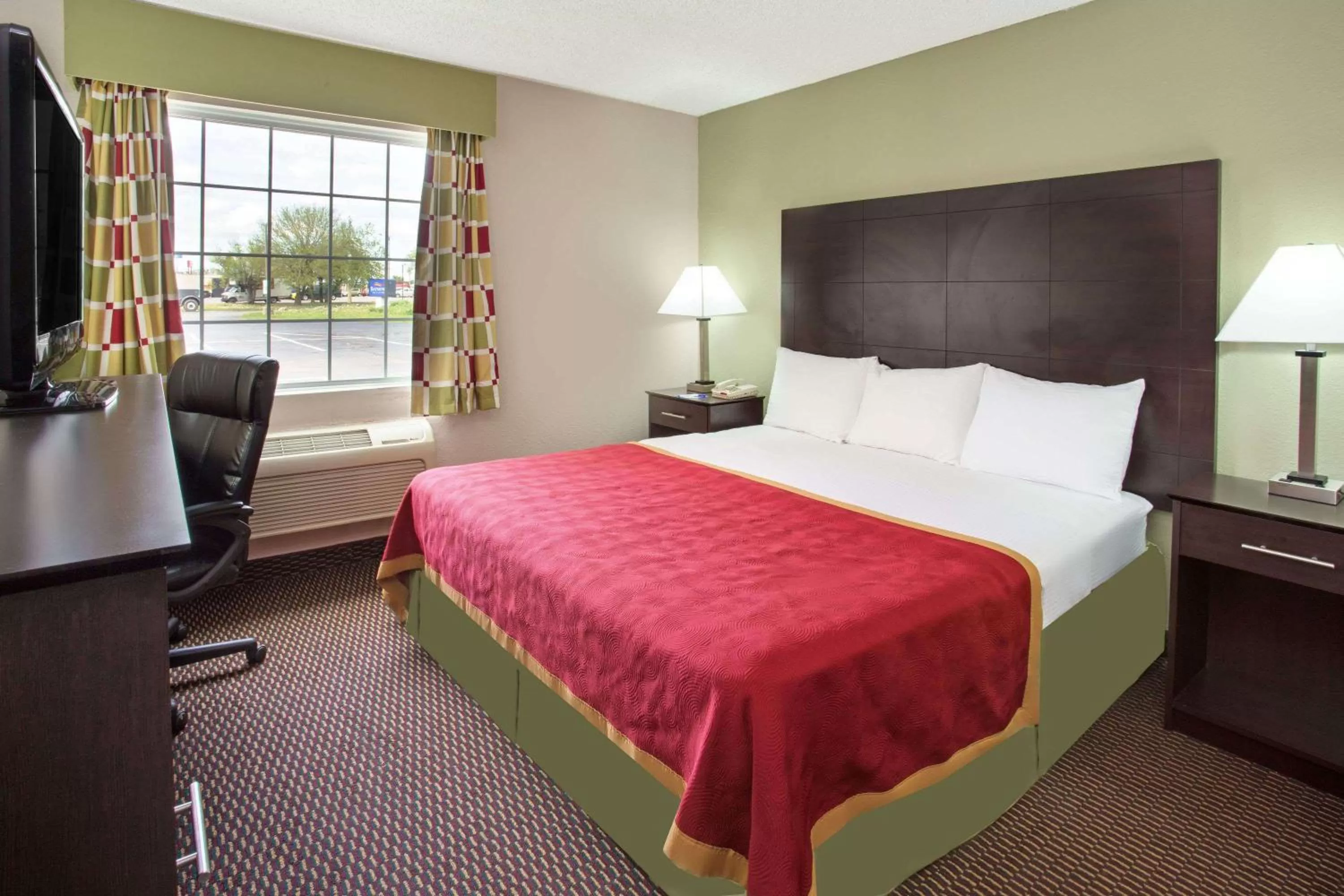 Photo of the whole room, Bed in Baymont by Wyndham Beloit