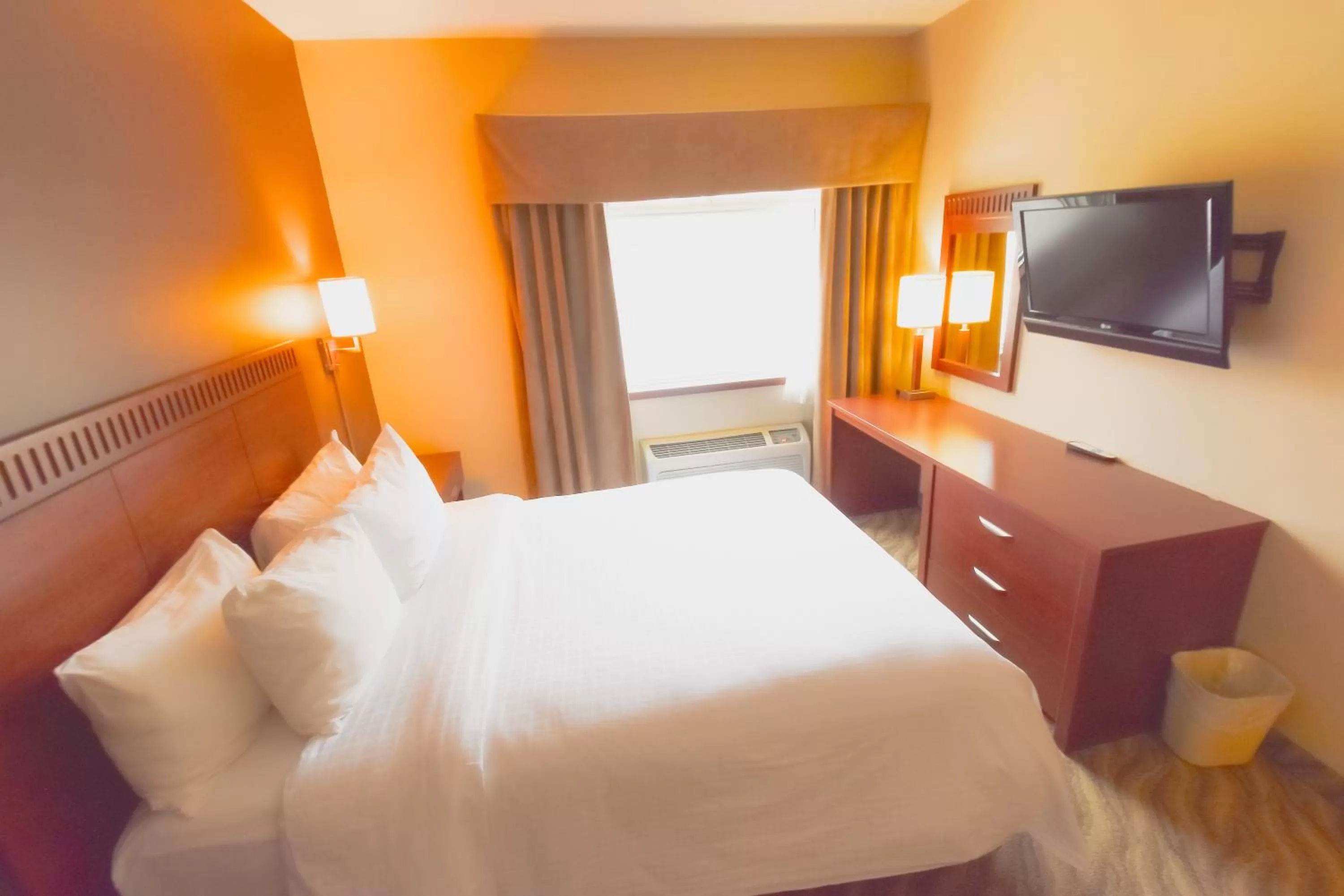 Bedroom, Bed in Canad Inns Destination Centre Garden City