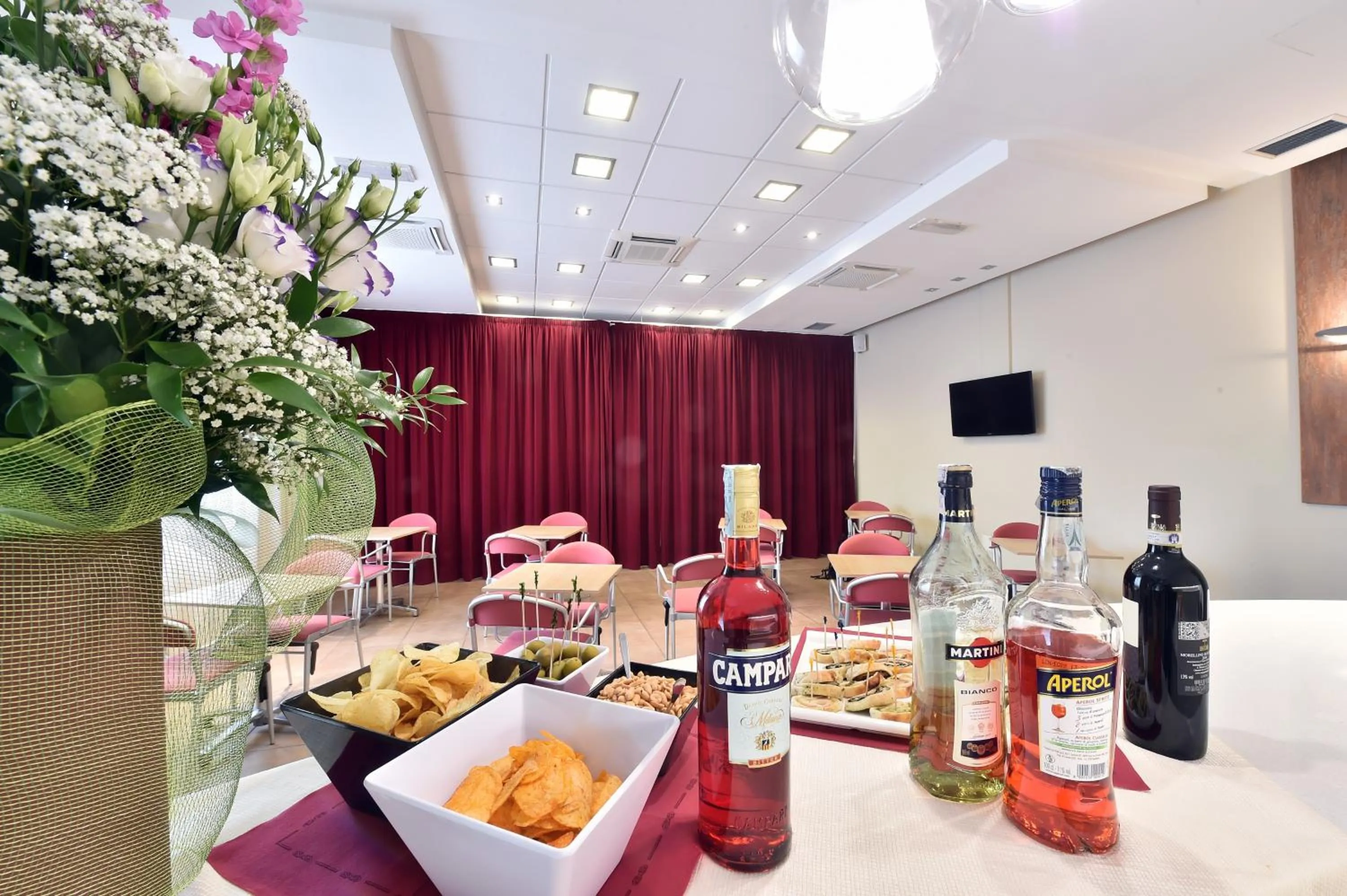 Communal lounge/ TV room in Tatì Hotel