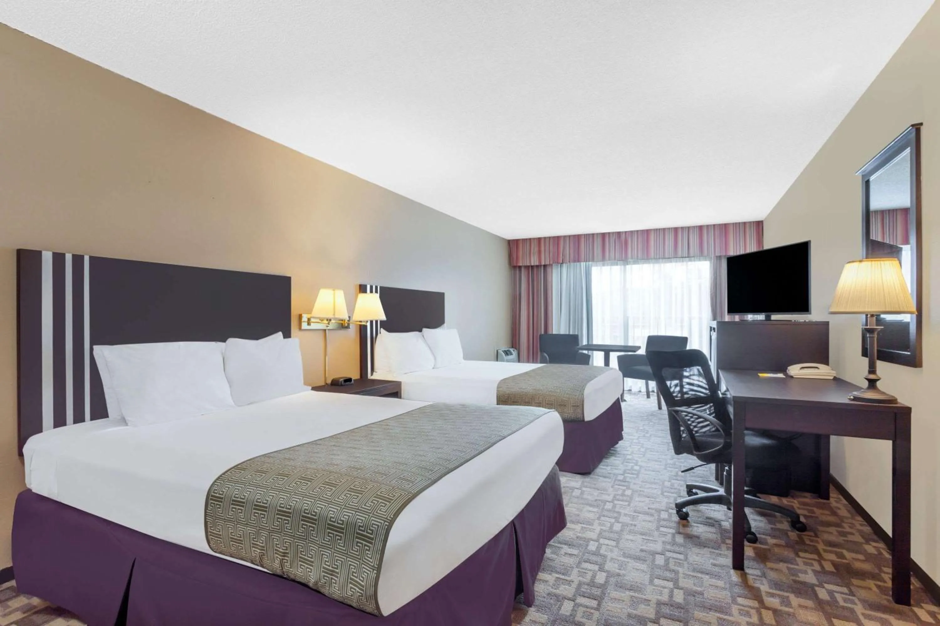 Photo of the whole room, Bed in Days Inn By Wyndham Bellingham WA