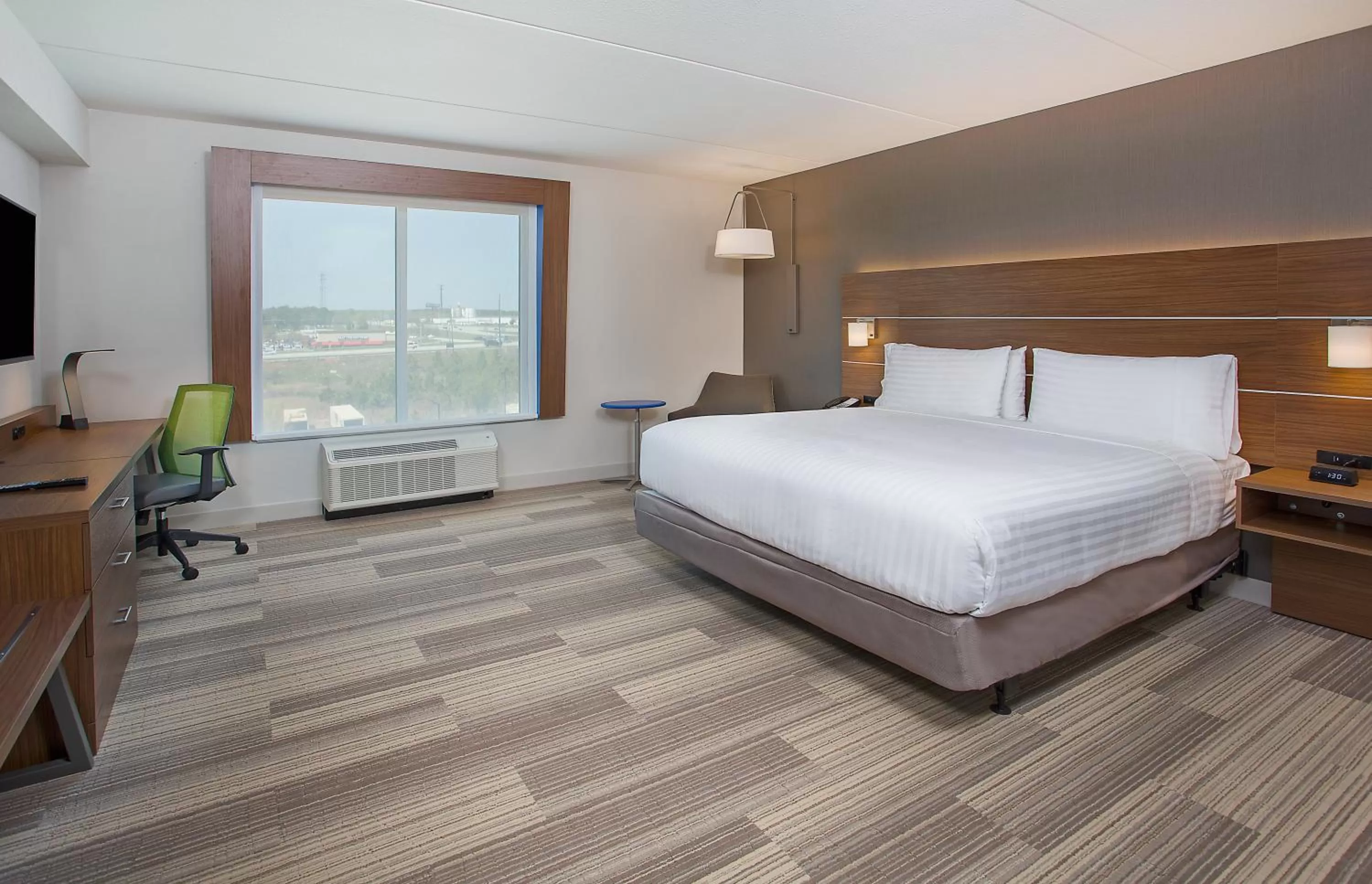 Photo of the whole room, Bed in Holiday Inn Express & Suites Covington by IHG