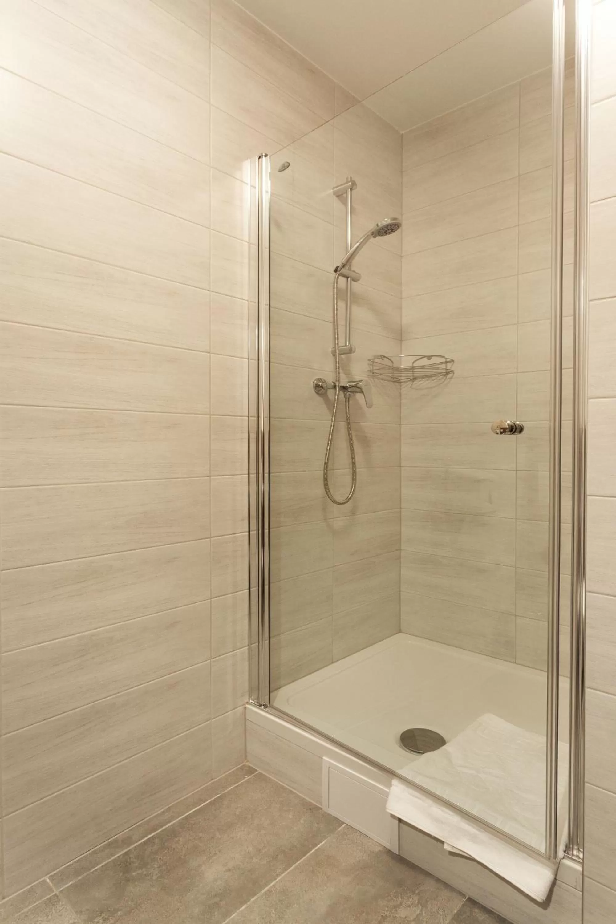 Shower in Old Town Trio