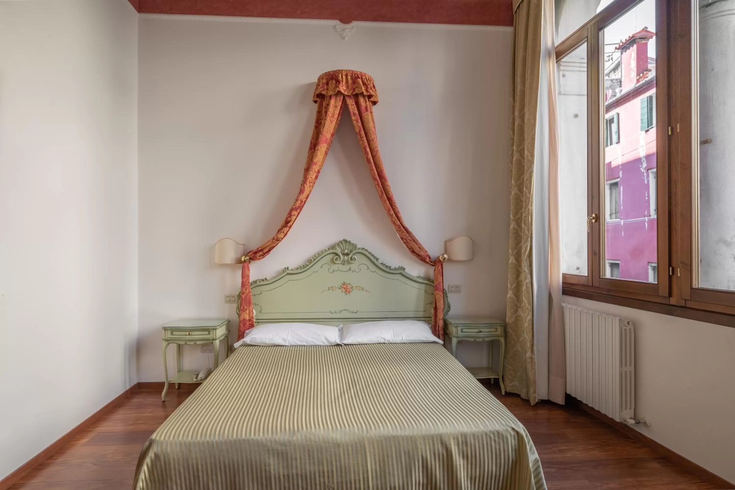 Bed in Hotel al Sotoportego