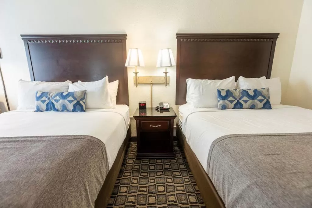 Bed in Savannah House Hotel