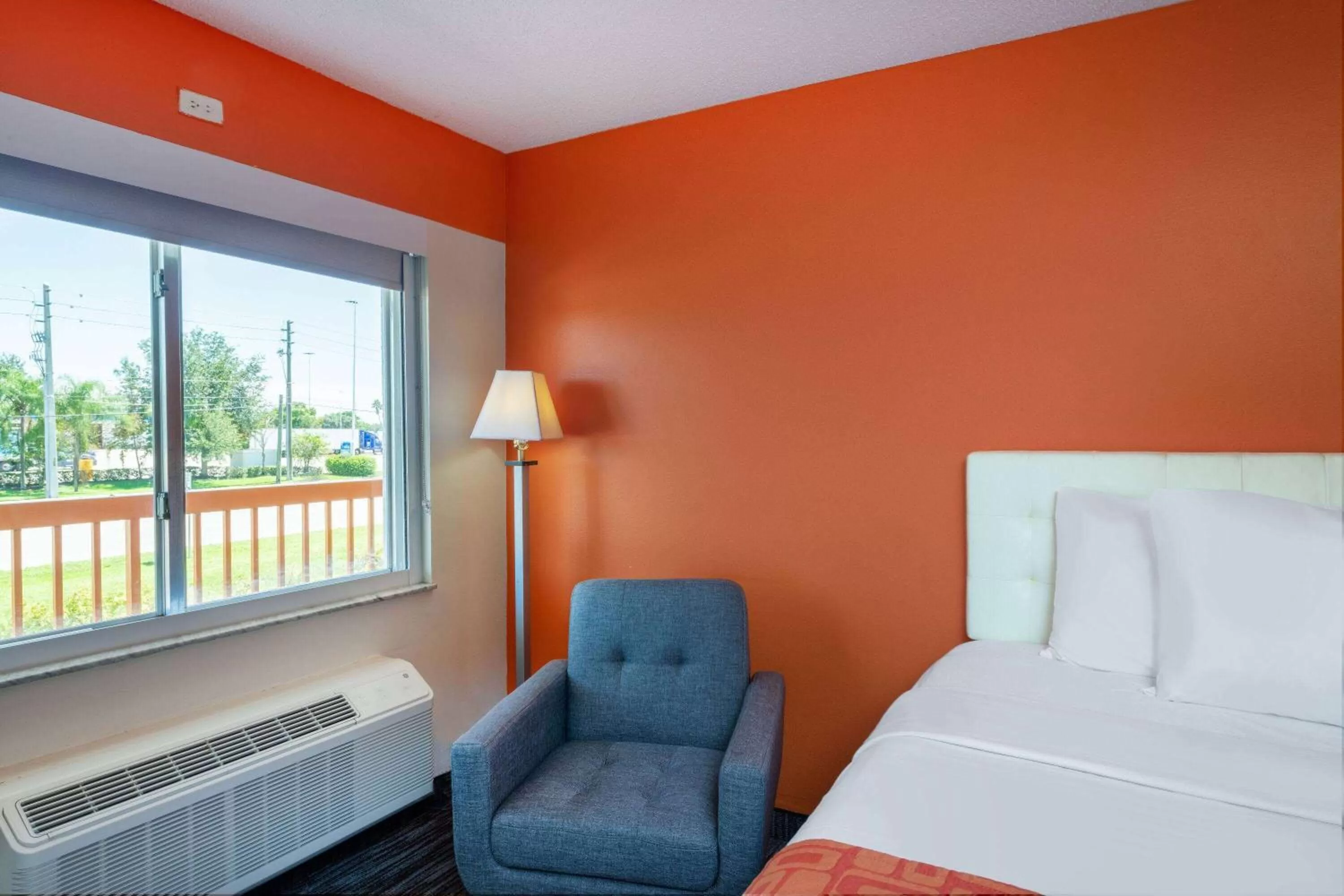 Photo of the whole room, Bed in Howard Johnson by Wyndham Vero Beach/I-95