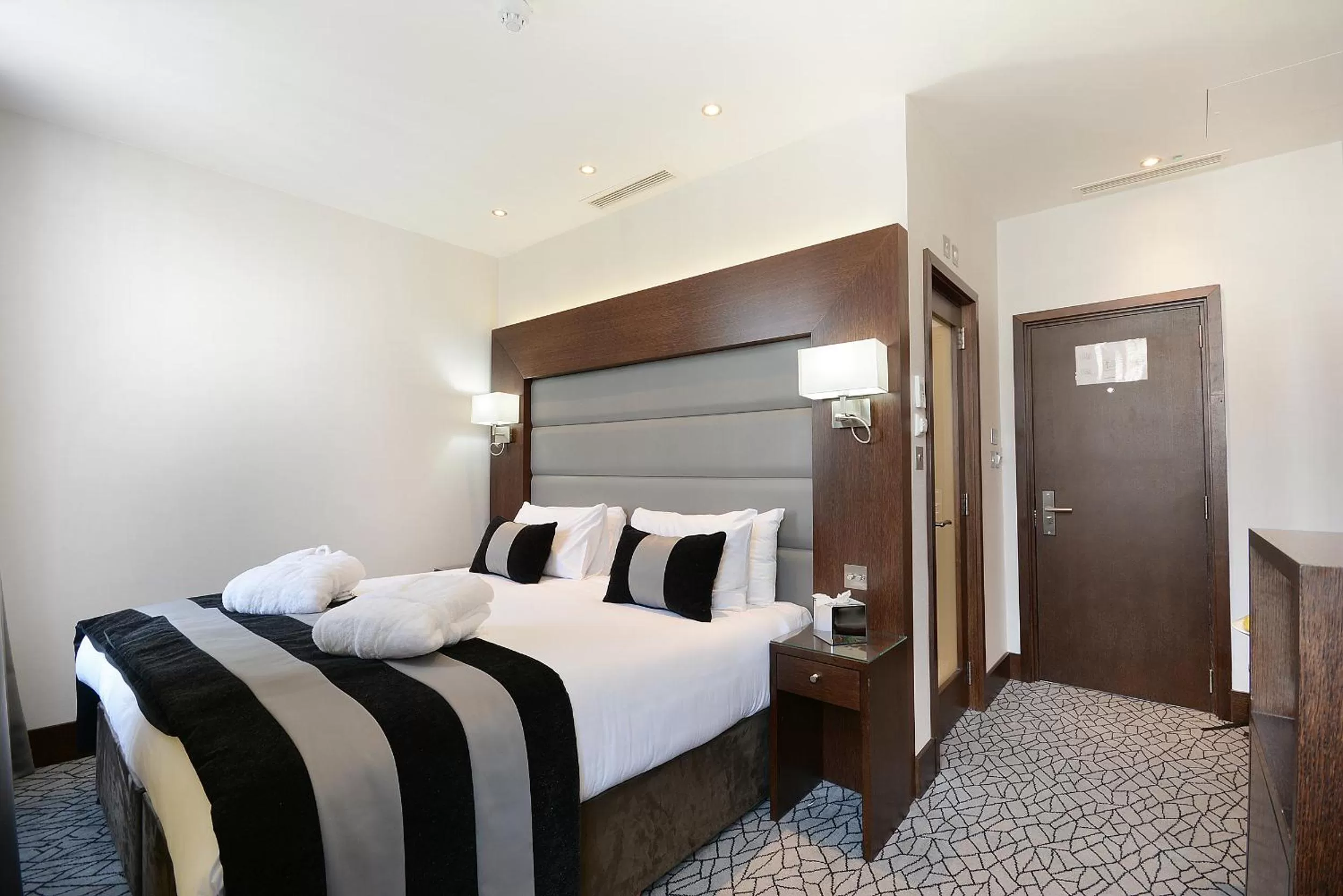 Bedroom, Bed in Park Grand Paddington Court