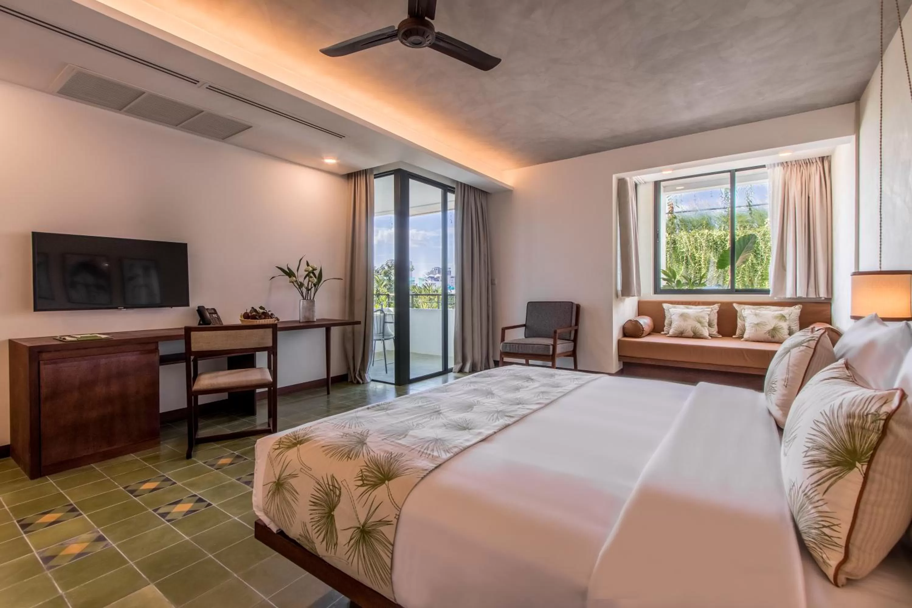 Photo of the whole room, Bed in Penh House Hotel