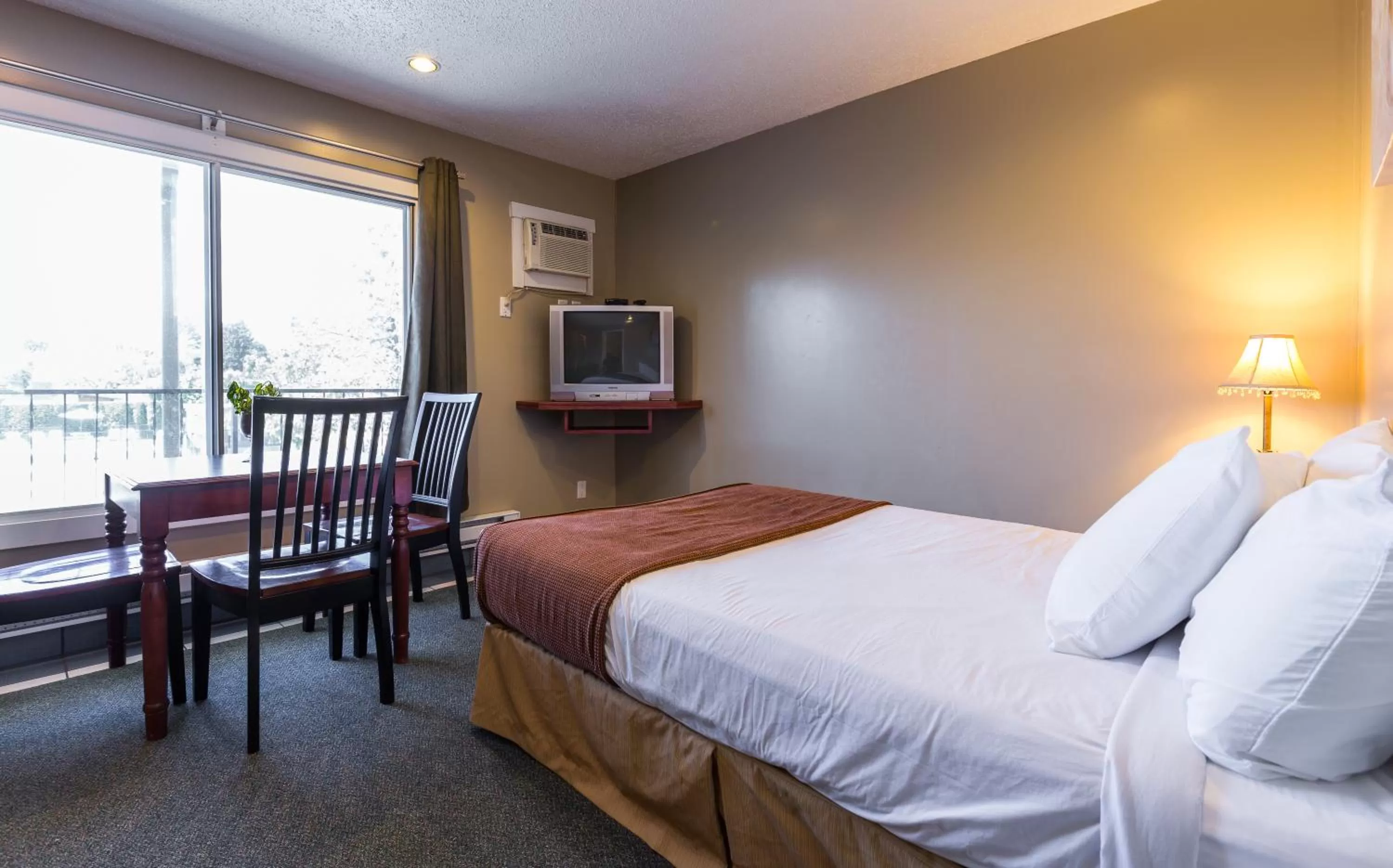 One-Bedroom Suite in Oasis Inn