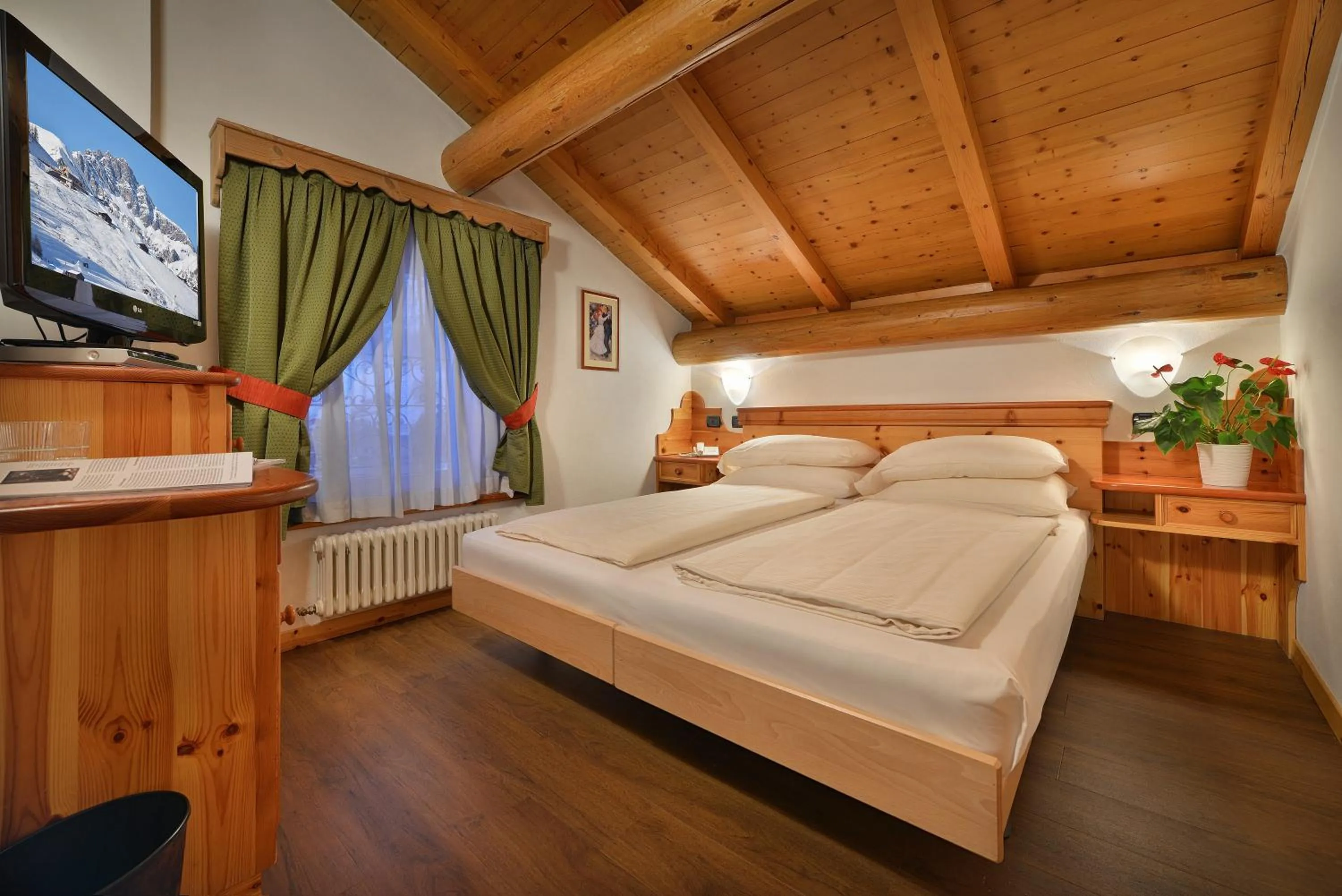 Bedroom, Bed in Hotel Livigno