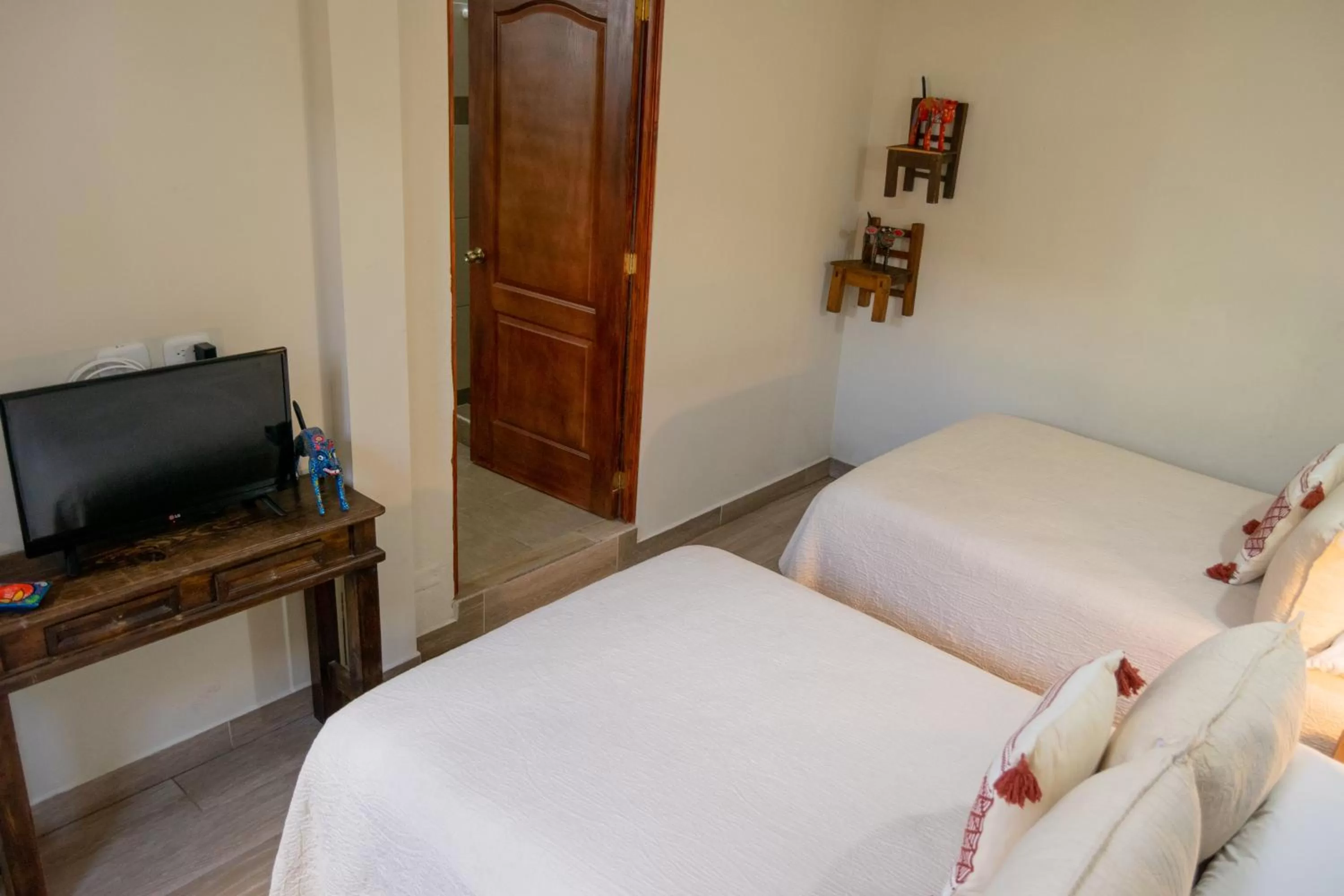 Photo of the whole room, Bed in Hostal Donde Regina