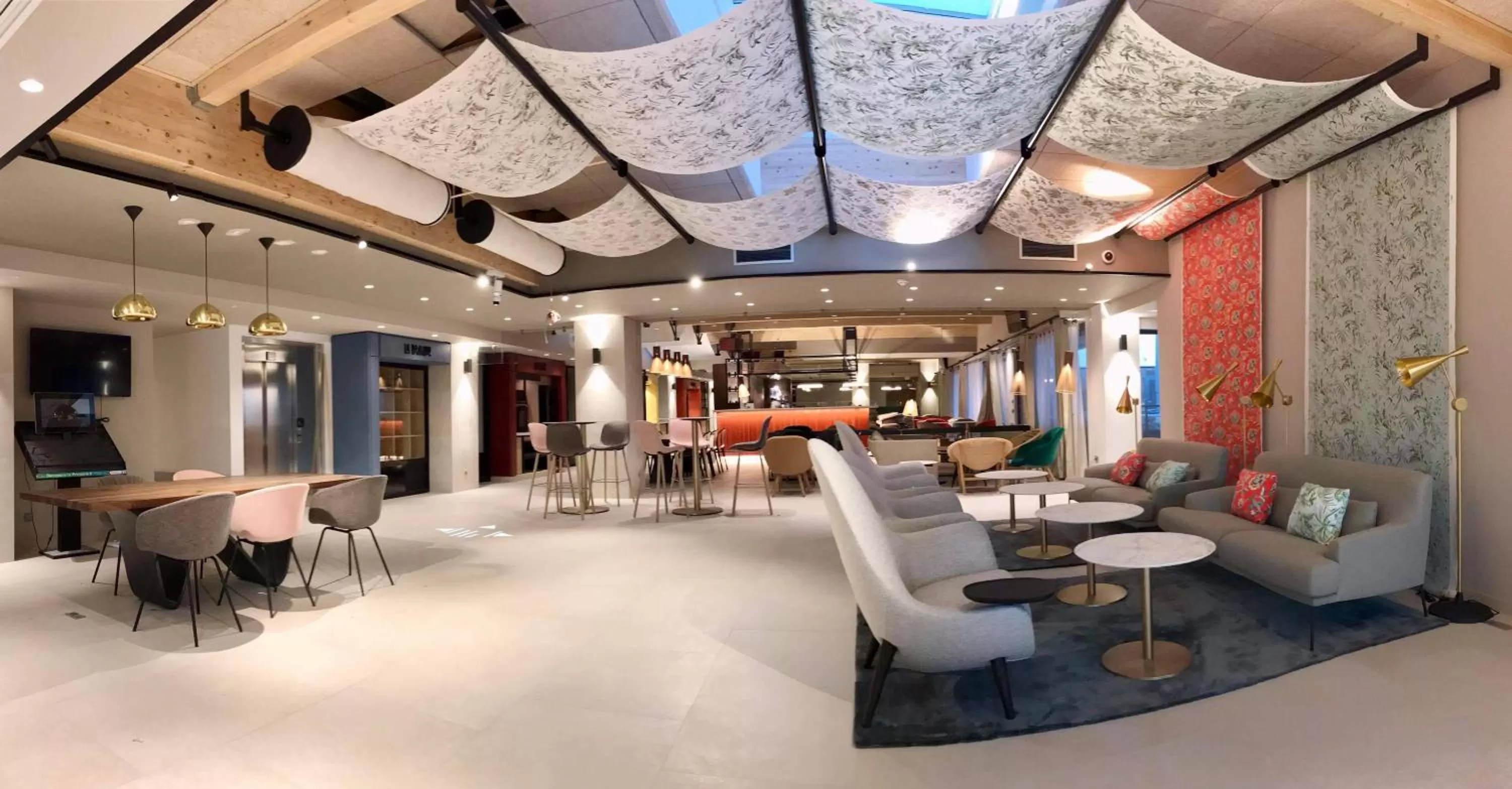 Lobby or reception in Mercure Avignon Gare TGV