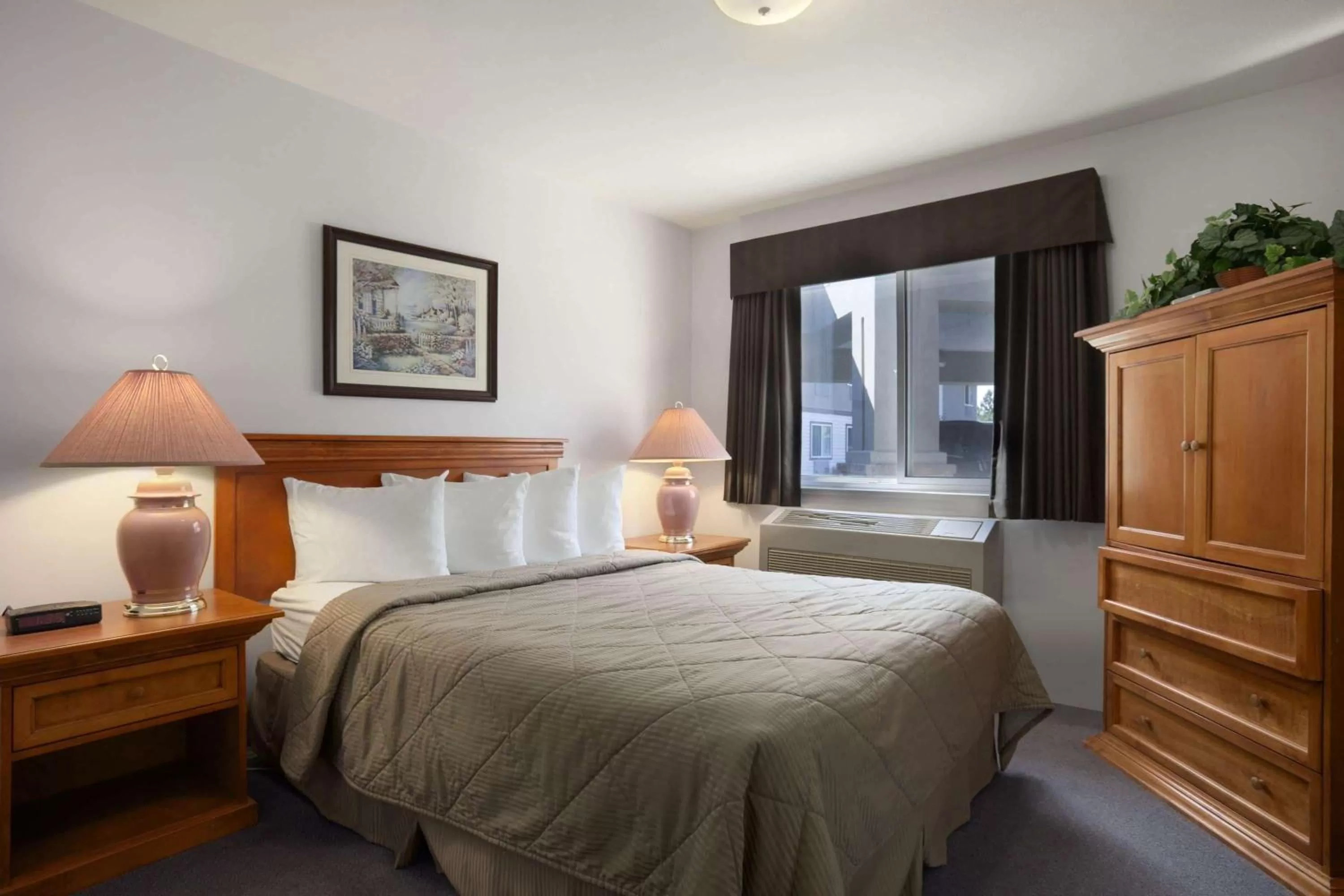 Photo of the whole room, Bed in Super 8 by Wyndham West Kelowna BC