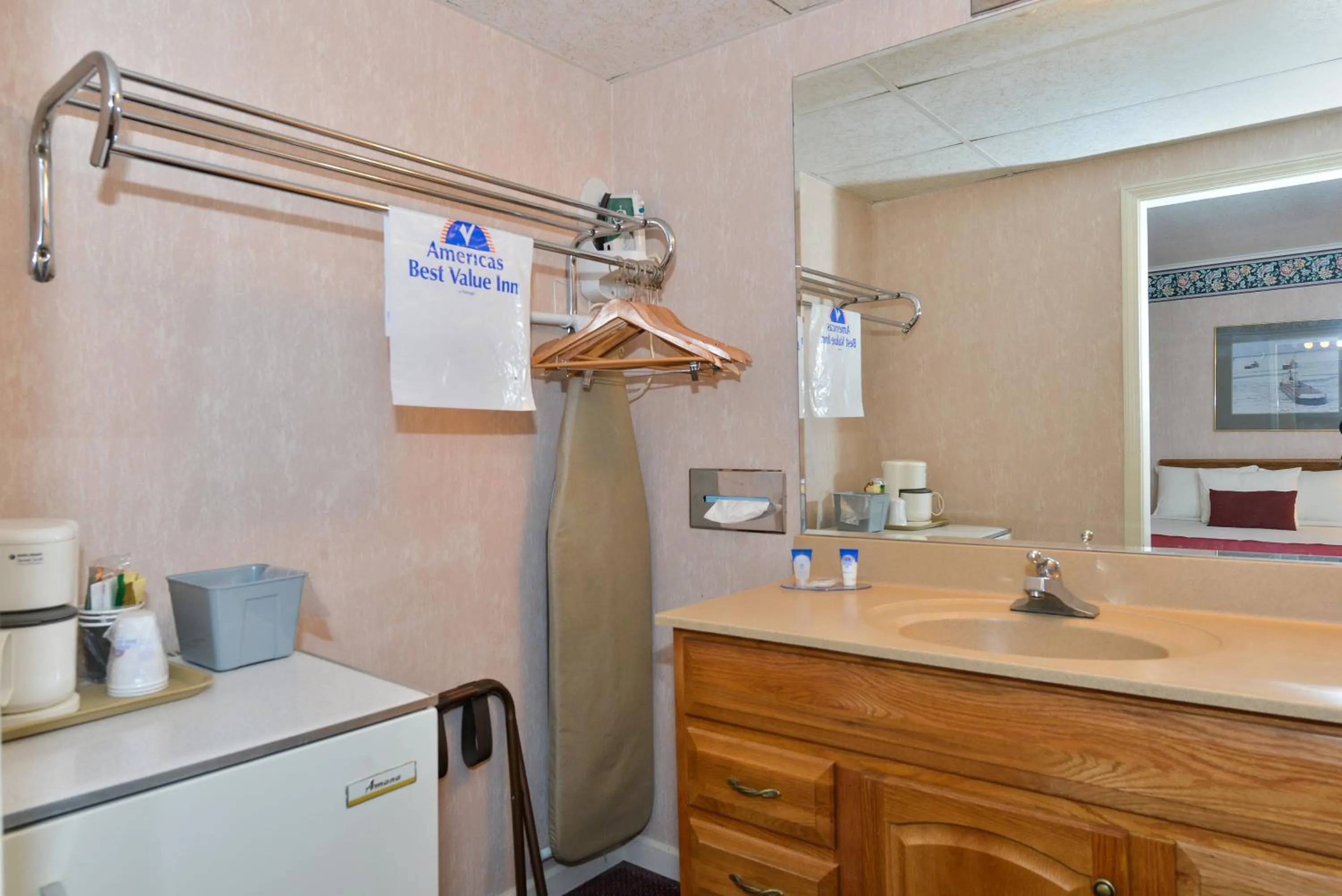Standard Single Queen Room - Non-Smoking  in Americas Best Value Inn Mackinaw City