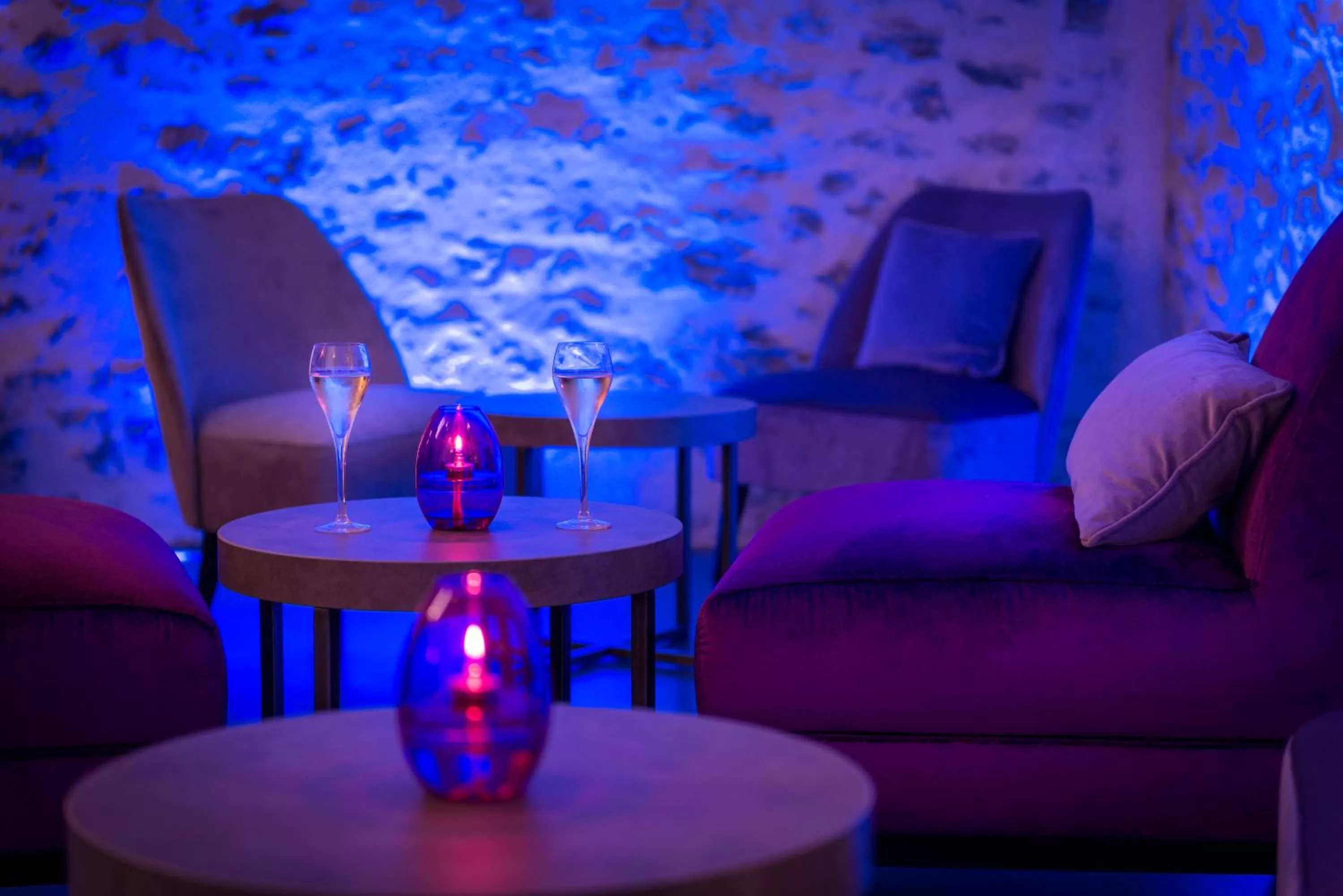 Lounge or bar in Hôtel Aux Vieux Remparts, The Originals Relais