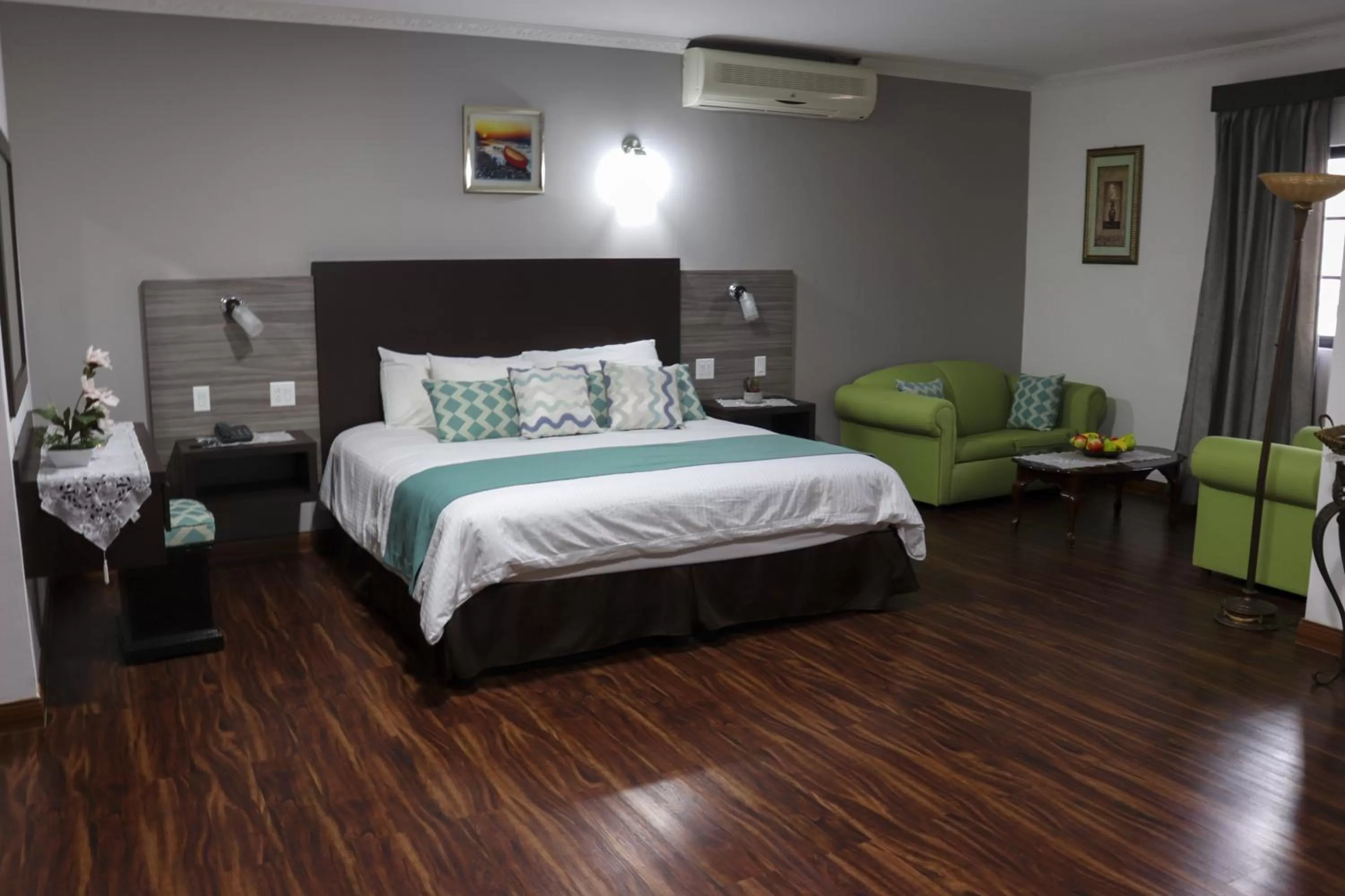 Staff, Bed in Hotel Puerta del Sol