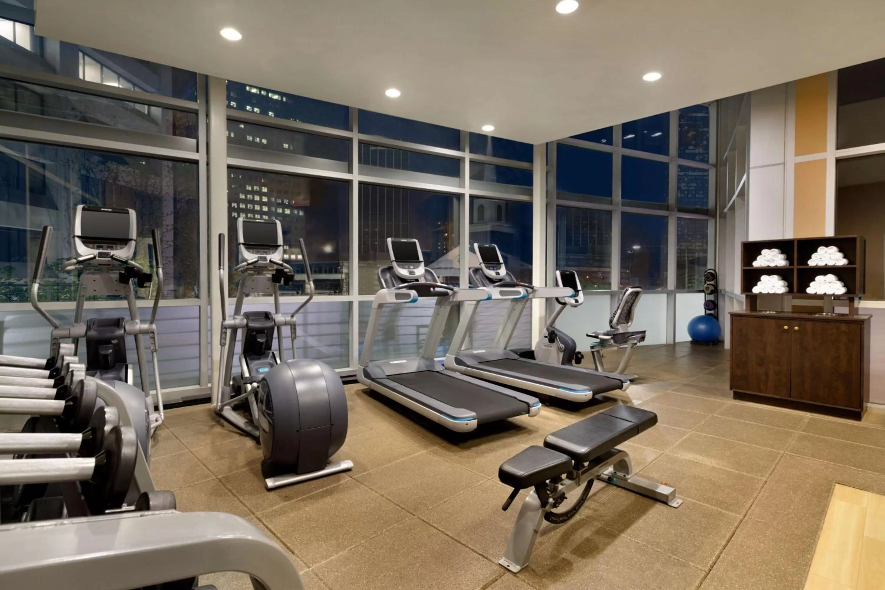 Fitness centre/facilities in Embassy Suites Los Angeles Glendale