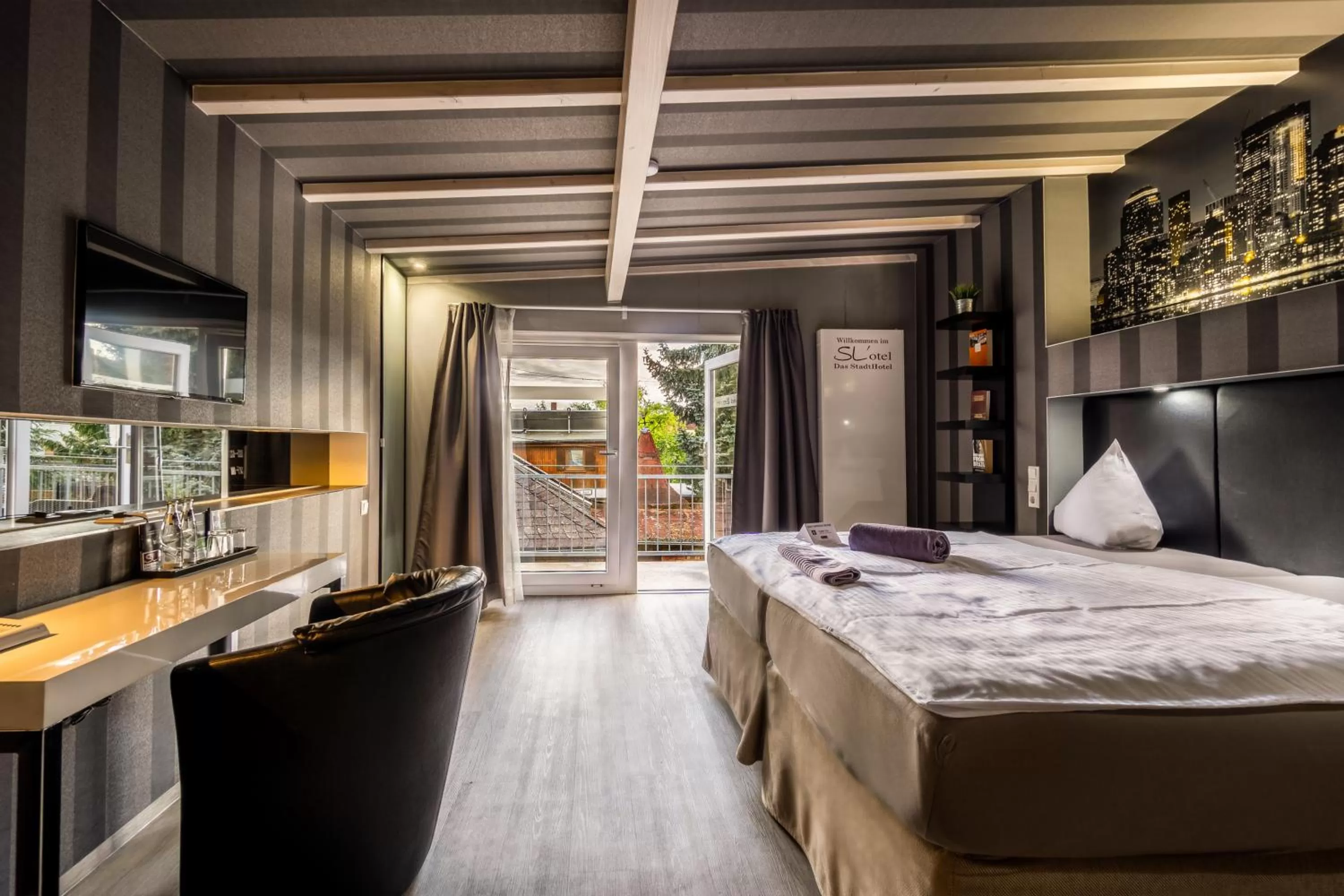 Photo of the whole room, Bed in SL'otel - Das StadtHotel - voll Klimatisiert