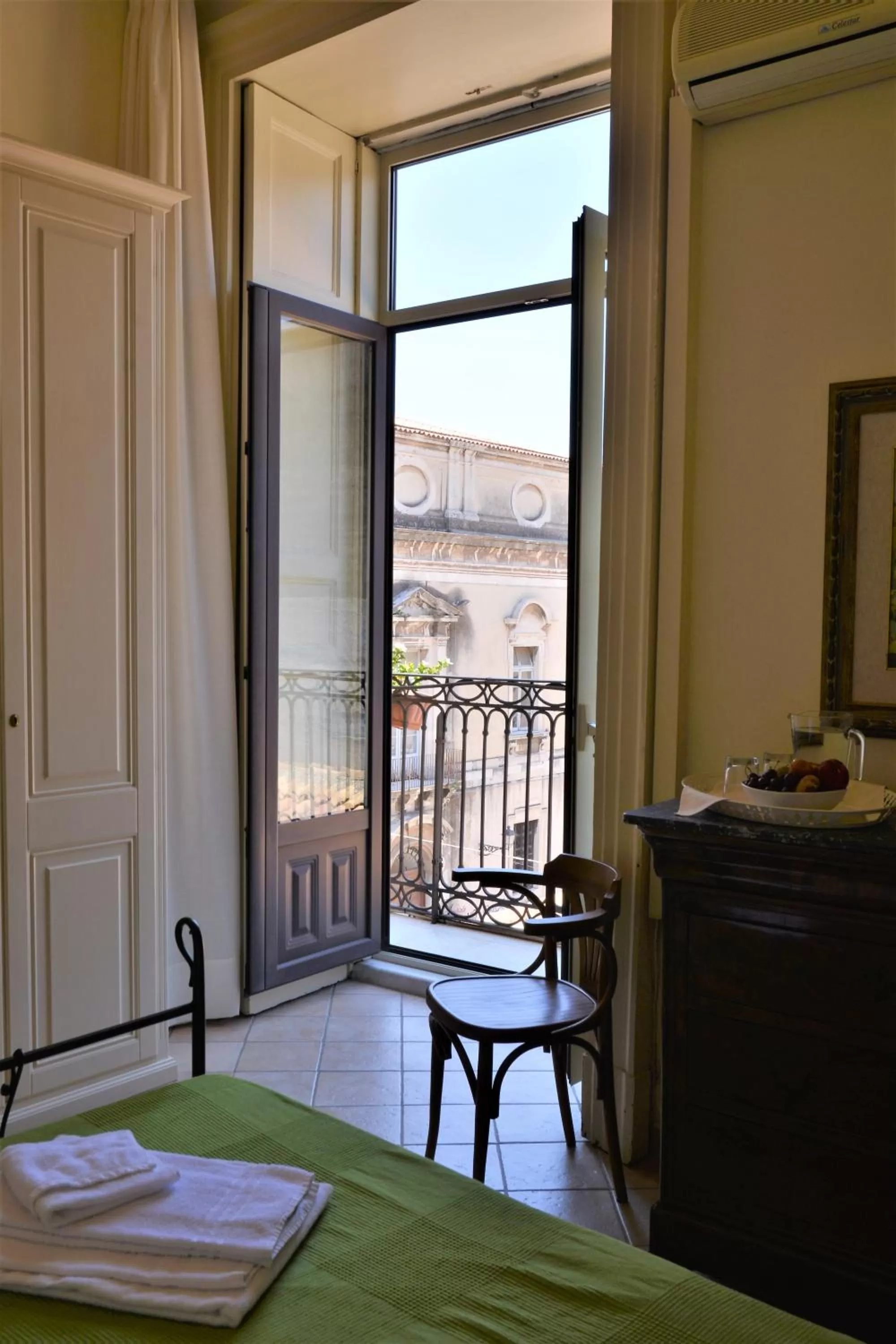 Balcony/Terrace, Bed in B&B al Teatro Massimo