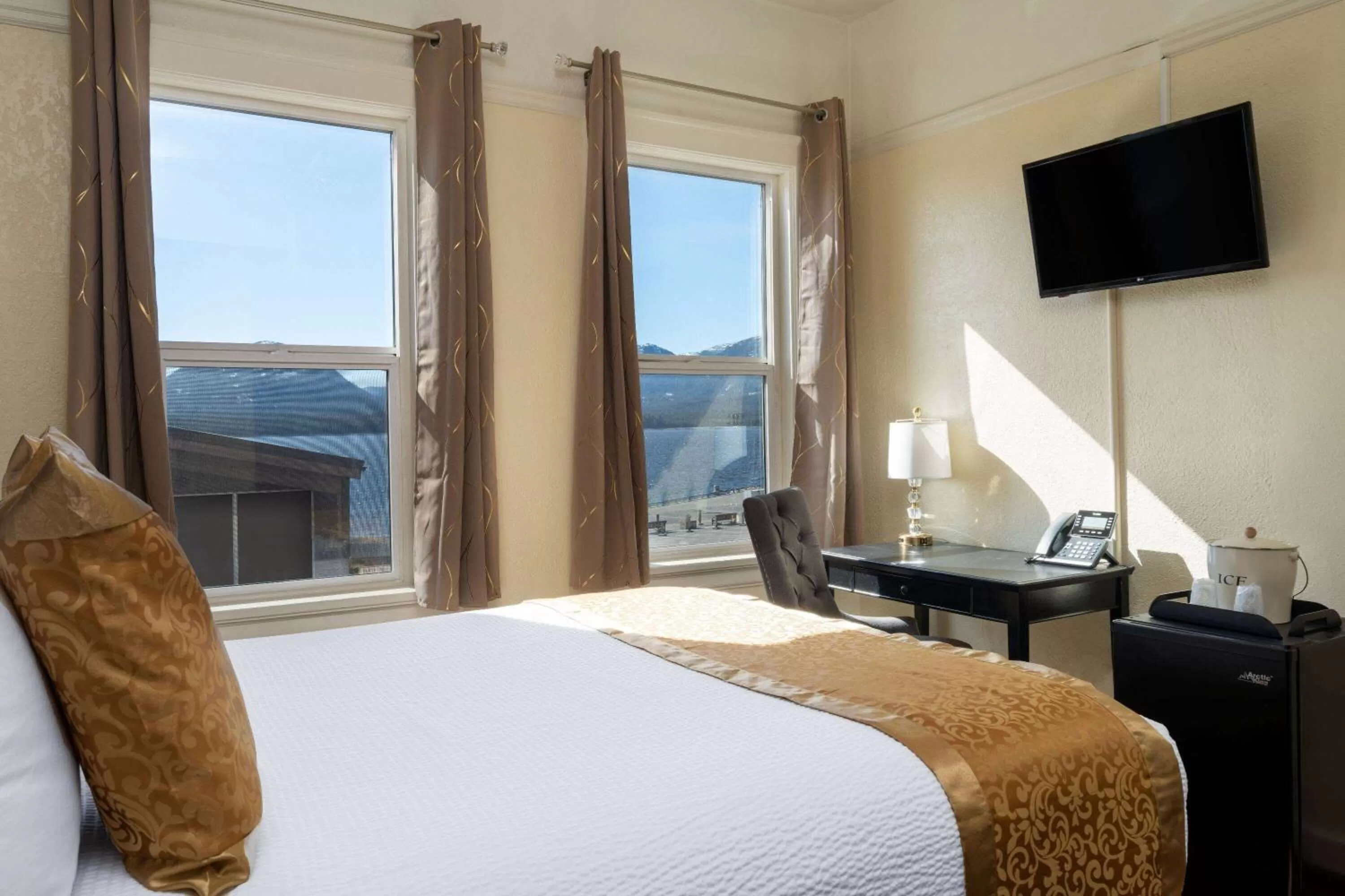 Photo of the whole room, Bed in Gilmore Hotel, Trademark Collection by Wyndham