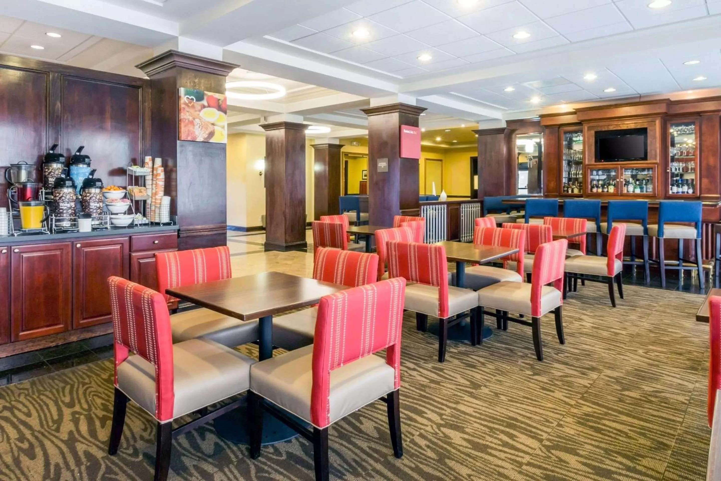 Restaurant/places to eat in Comfort Suites at Woodbridge