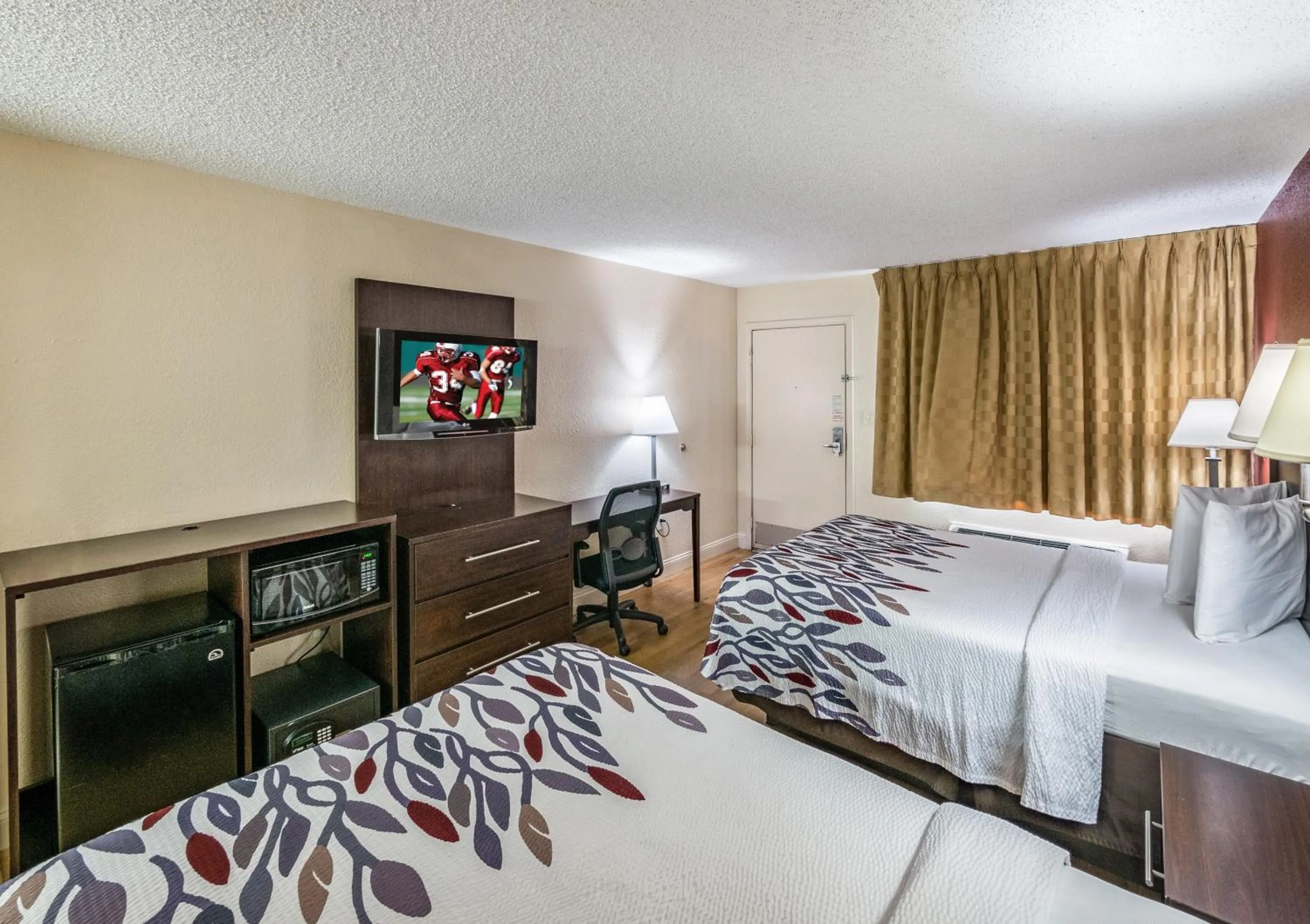 Photo of the whole room, Bed in Red Roof Inn Orlando South - Florida Mall