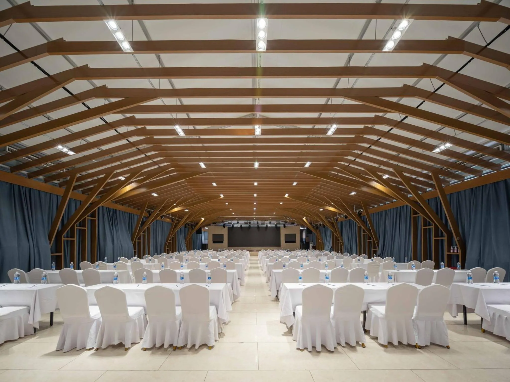 Meeting/conference room in Holiday Inn Express Zhengzhou Guancheng by IHG