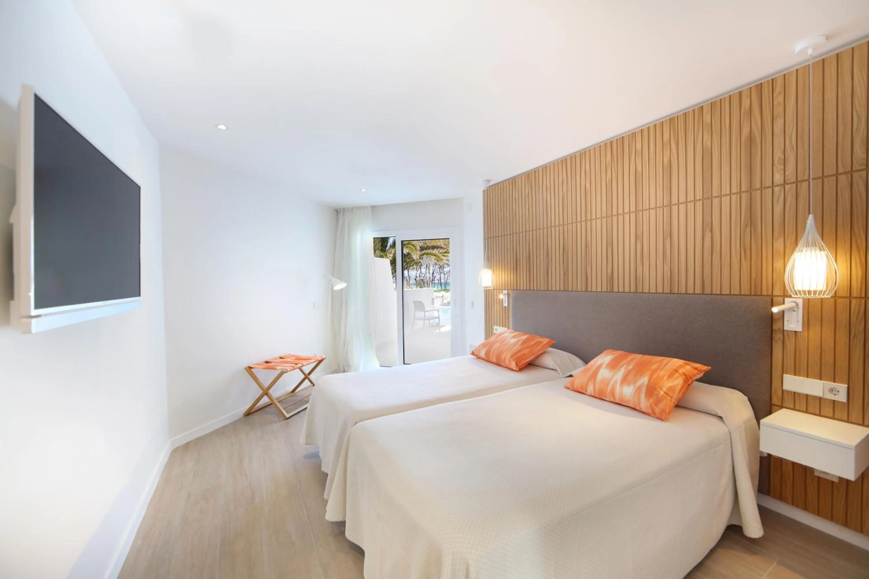 Bedroom, Bed in Iberostar Waves Playa de Muro