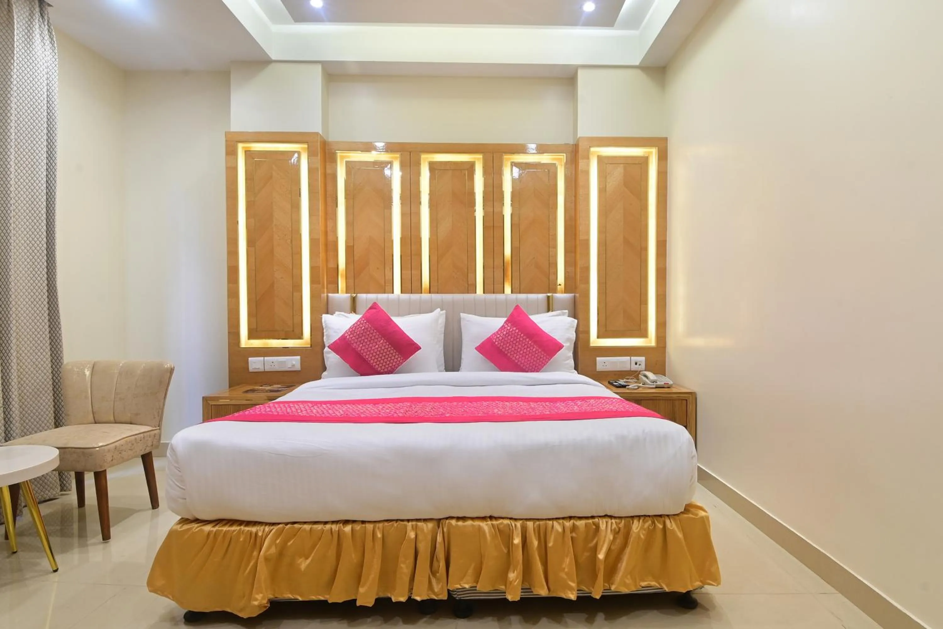 Bed in Hotel Gold Palace - 03 Mins Walk From New Delhi Railway Station