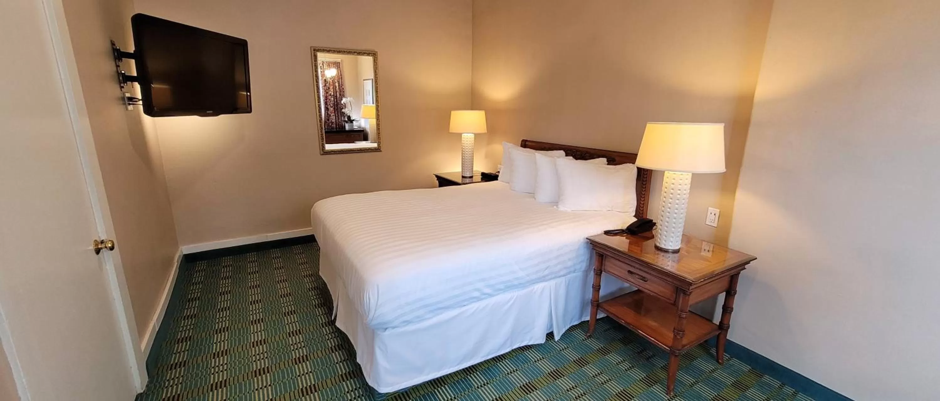 Bed in Butterfly Grove Inn