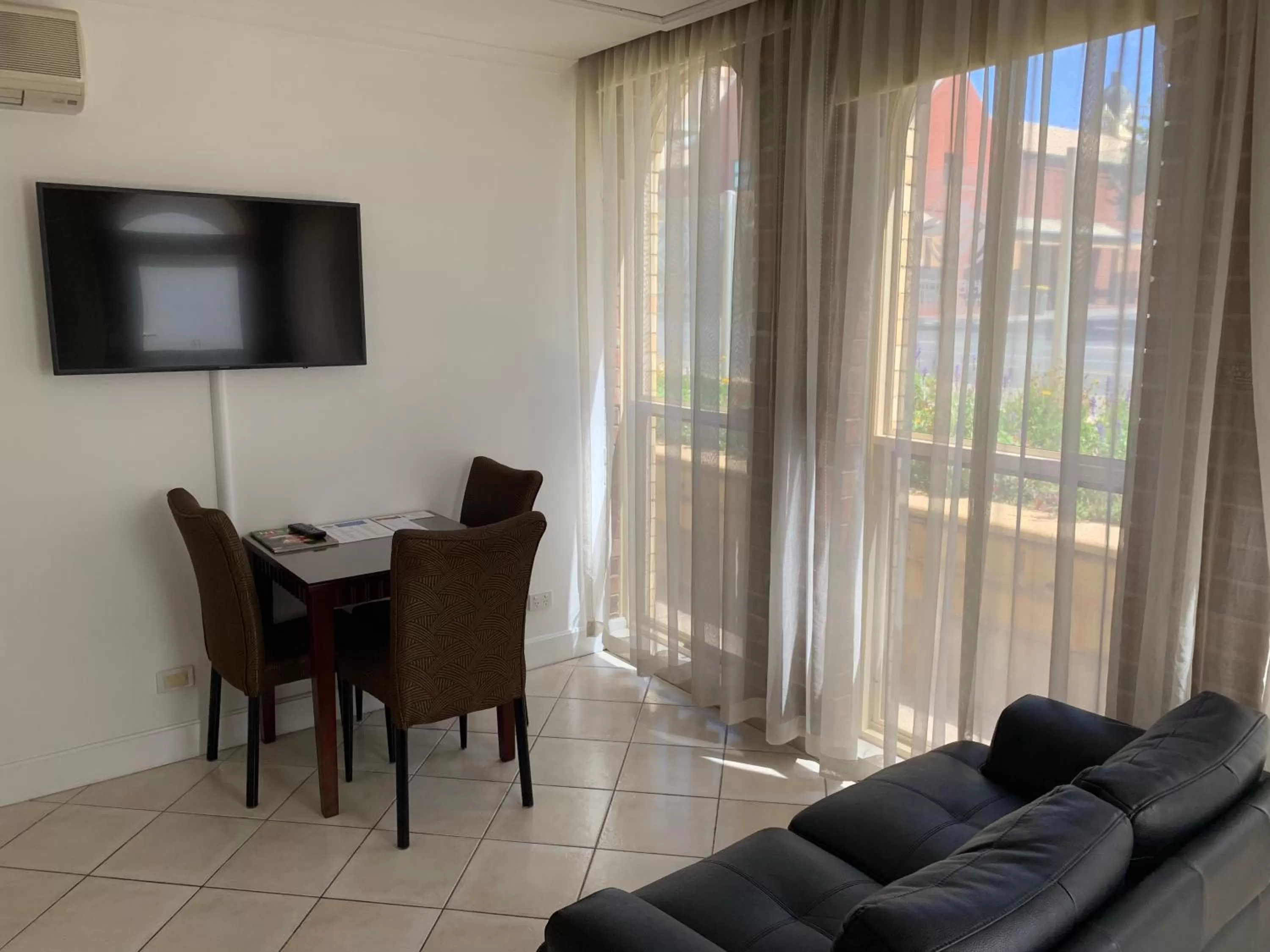 TV and multimedia in Ensenada Motor Inn and Suites