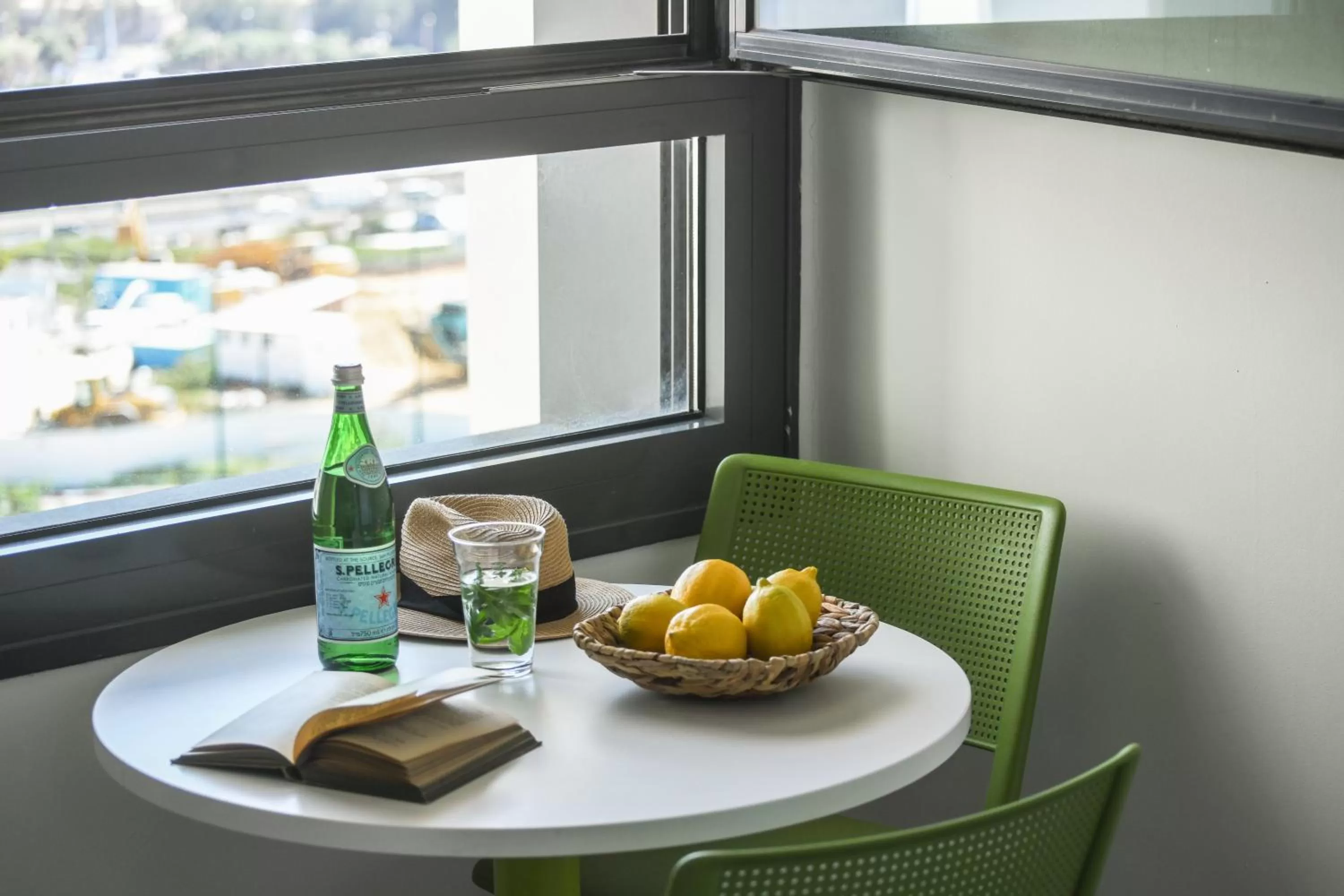 Dining area in דירות גני תערוכה - TLV university apartments near Expo by Sea N' Rent