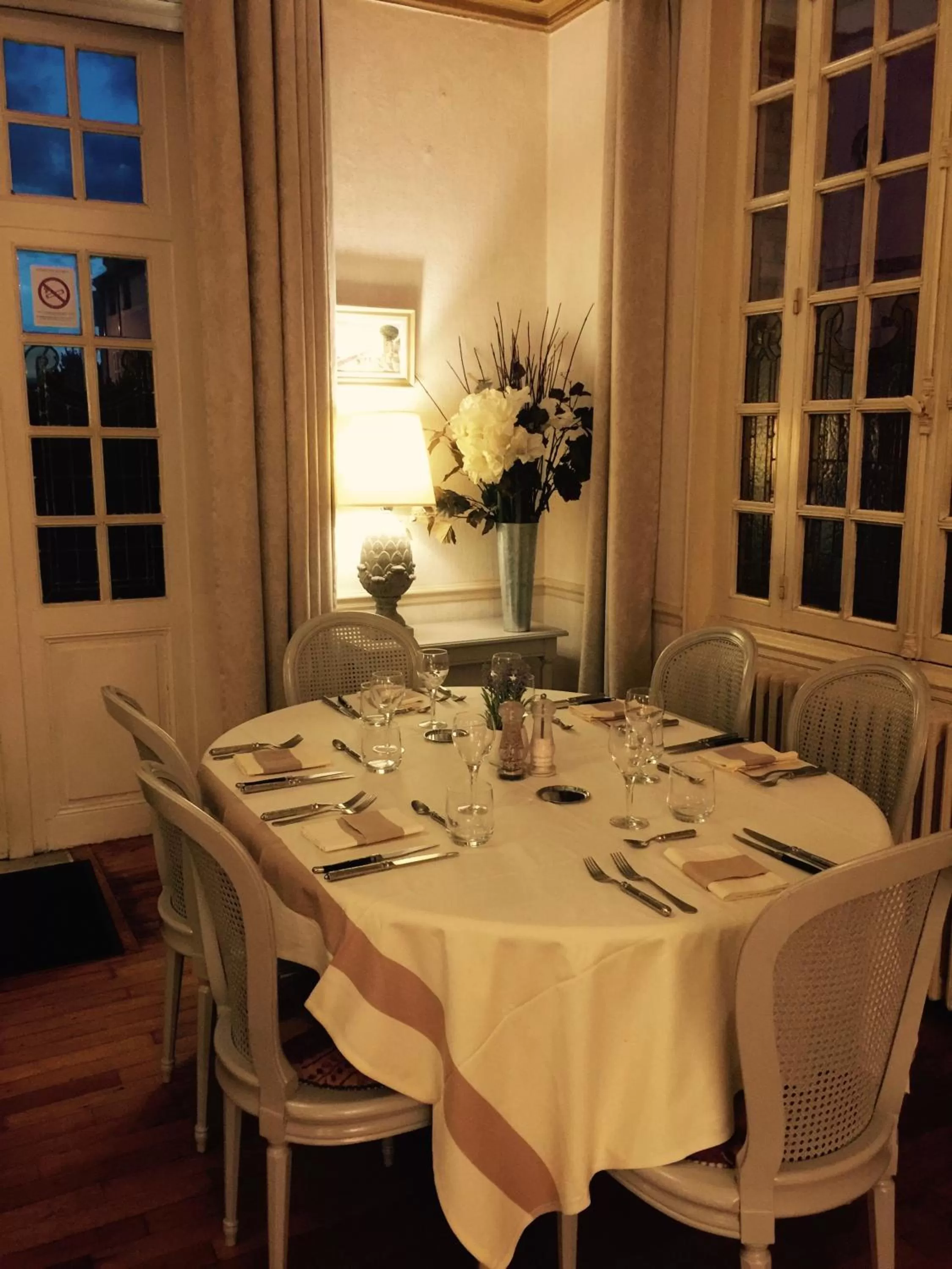 Restaurant/places to eat in Le Cheval Blanc