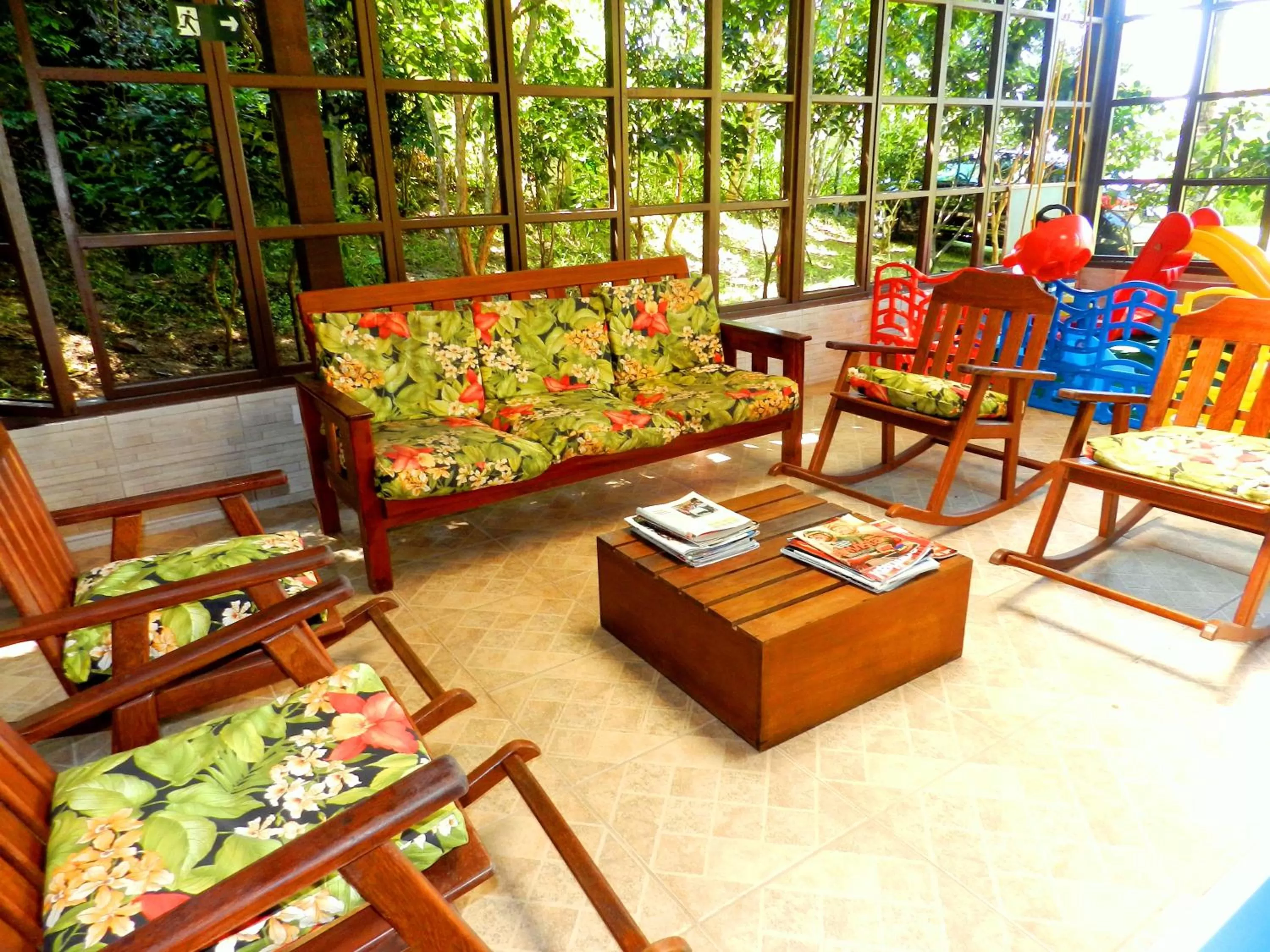 Communal lounge/ TV room in Hotel Bosques do Massaguaçu