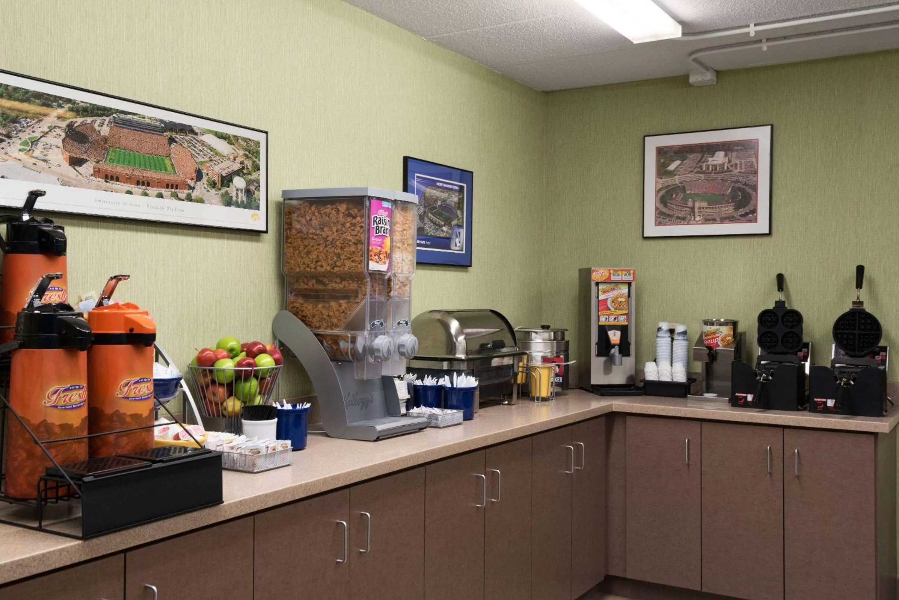 Restaurant/places to eat in Days Hotel by Wyndham University Ave SE