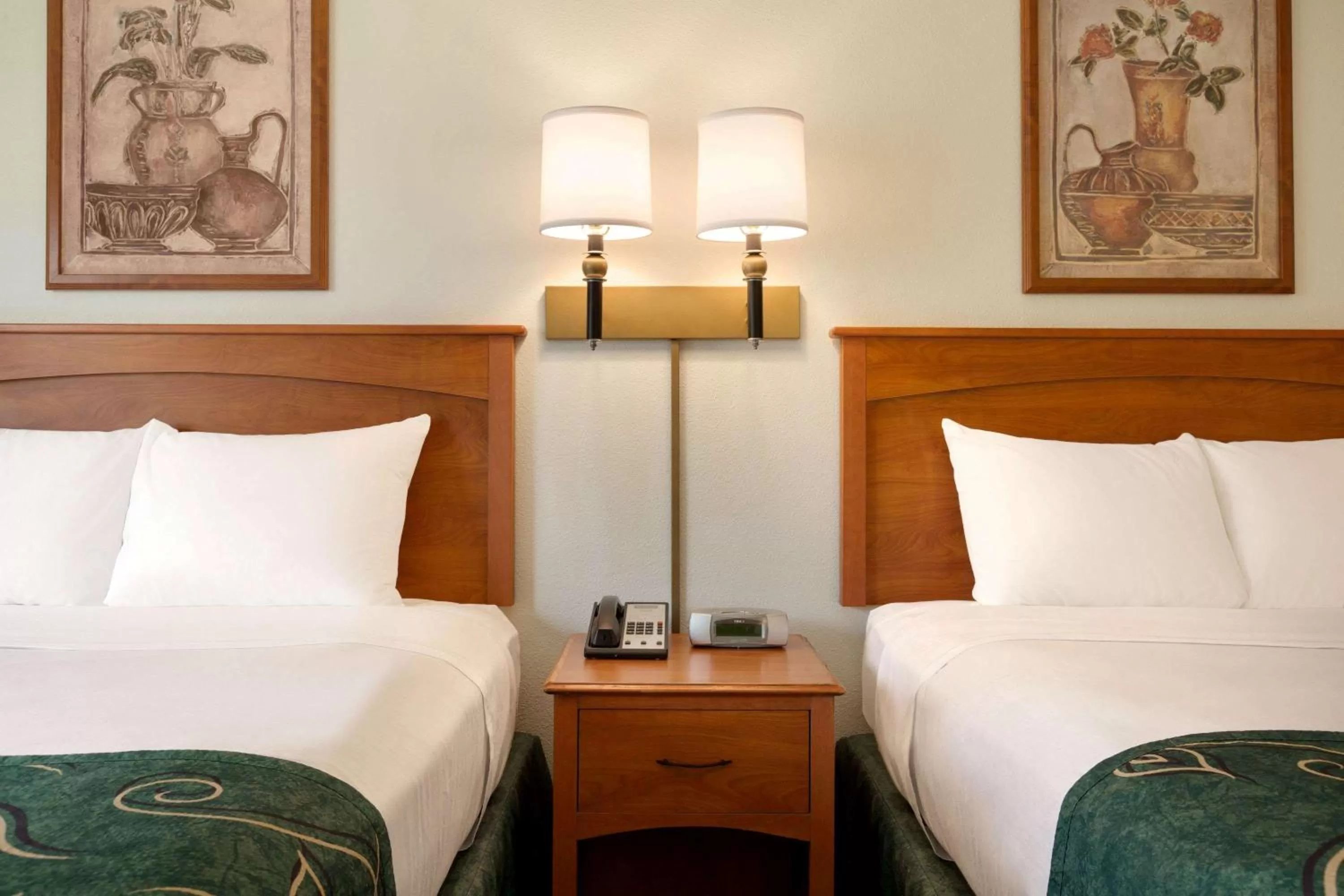 Photo of the whole room, Bed in Travelodge by Wyndham Dunsmuir