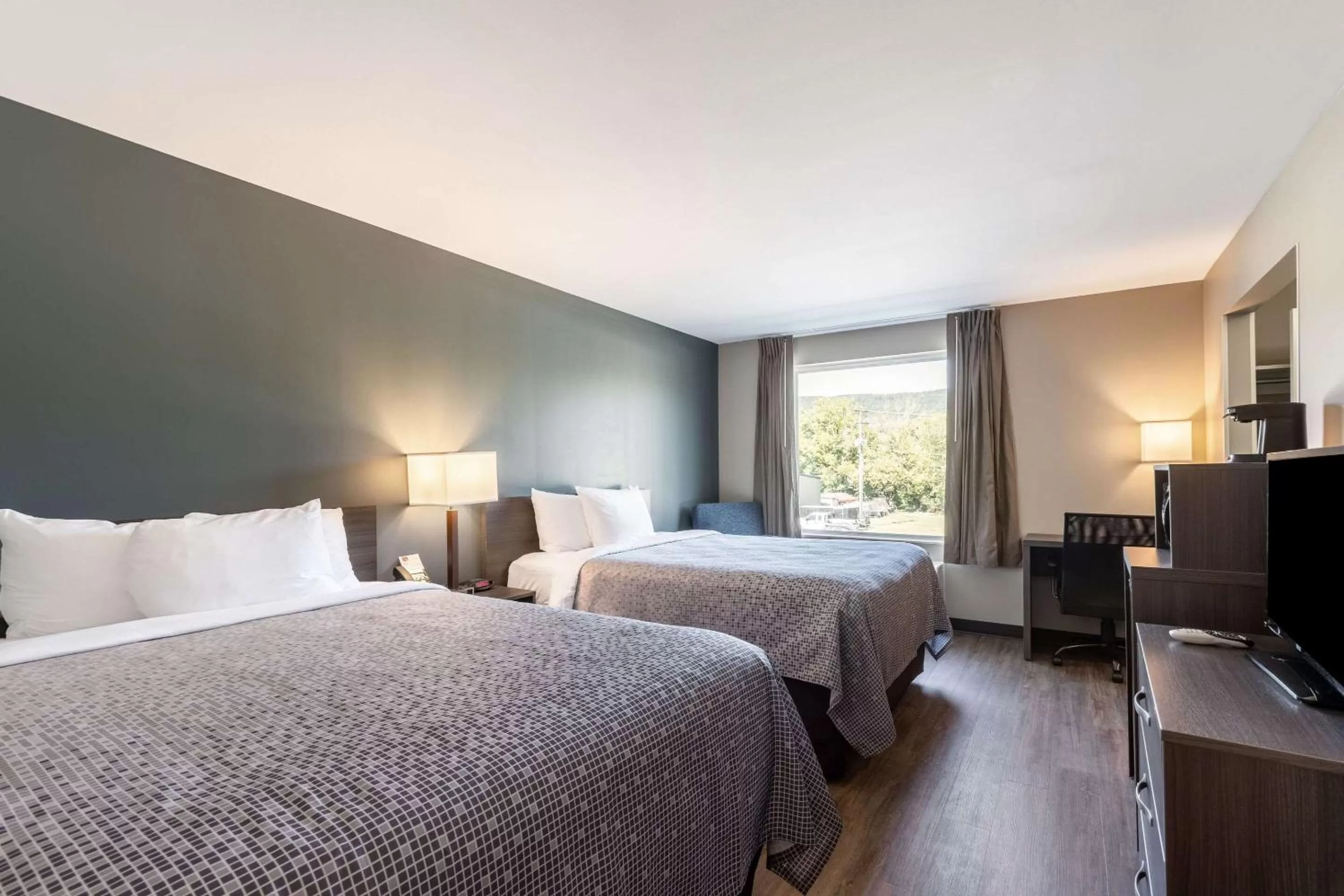 Photo of the whole room, Bed in Econo Lodge Dayton North