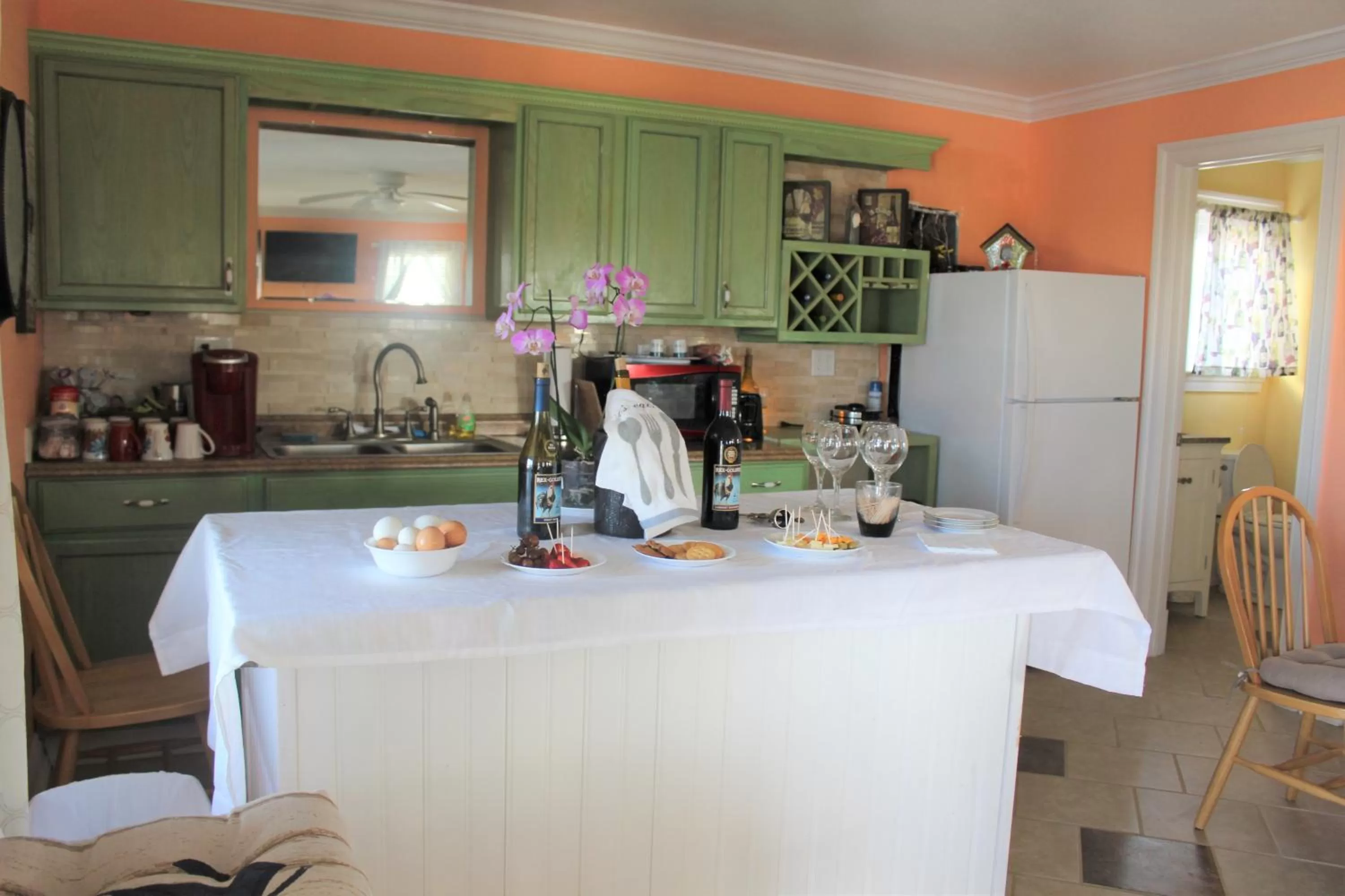 Communal kitchen in Pierhouse Bed & Breakfast