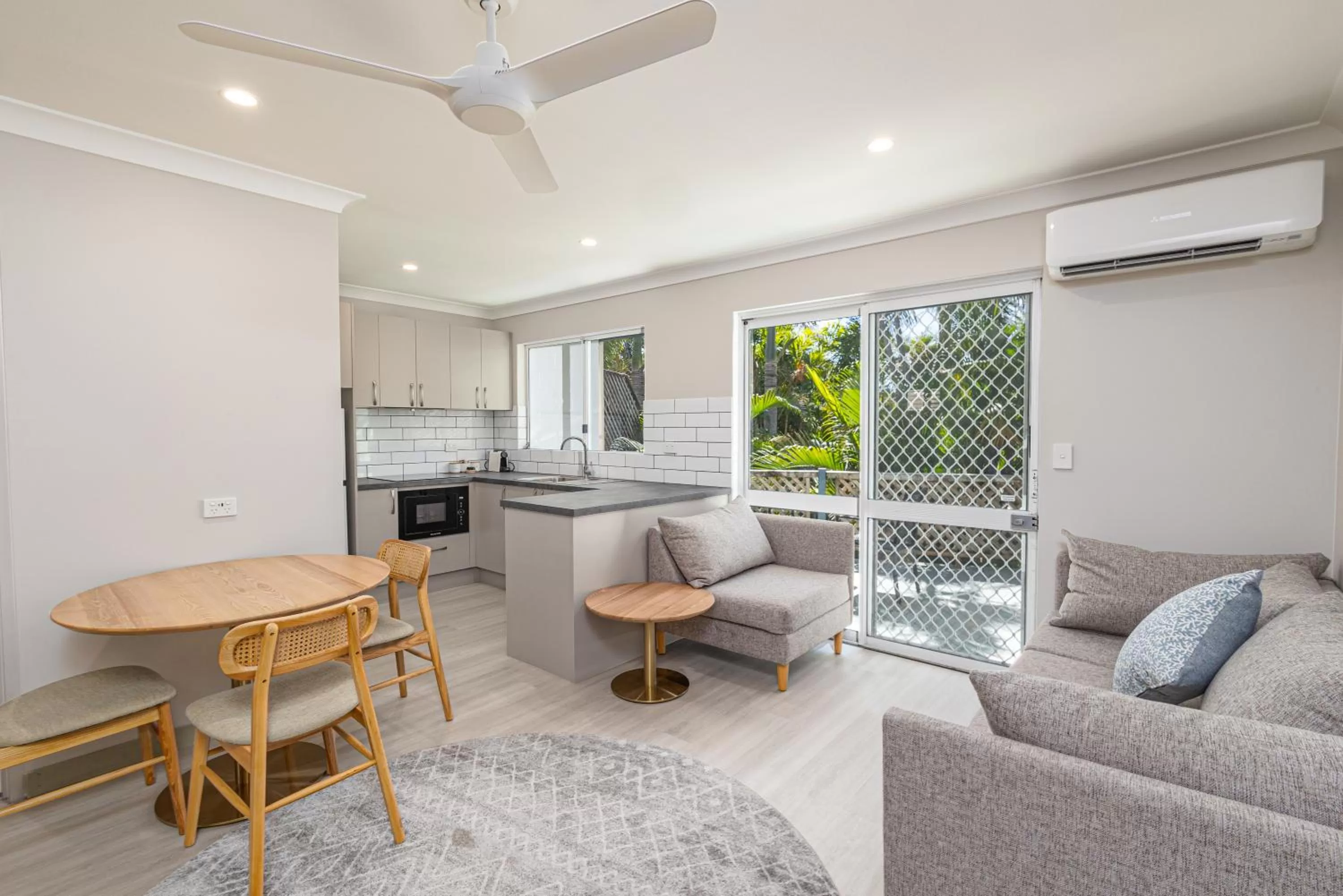 Kitchen or kitchenette, Seating Area in Seagulls
