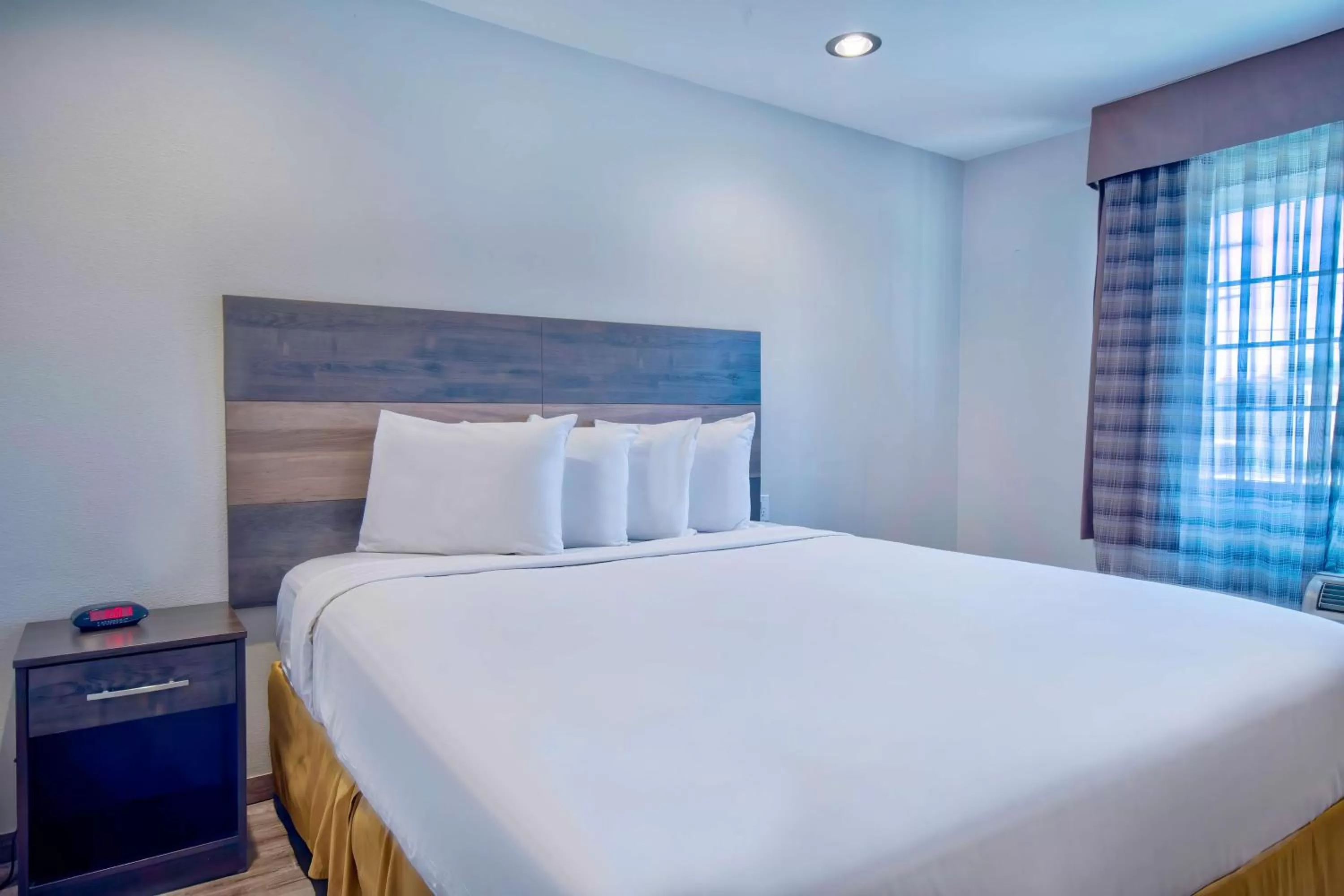 Bedroom, Bed in Studio 6 Rosemead, CA