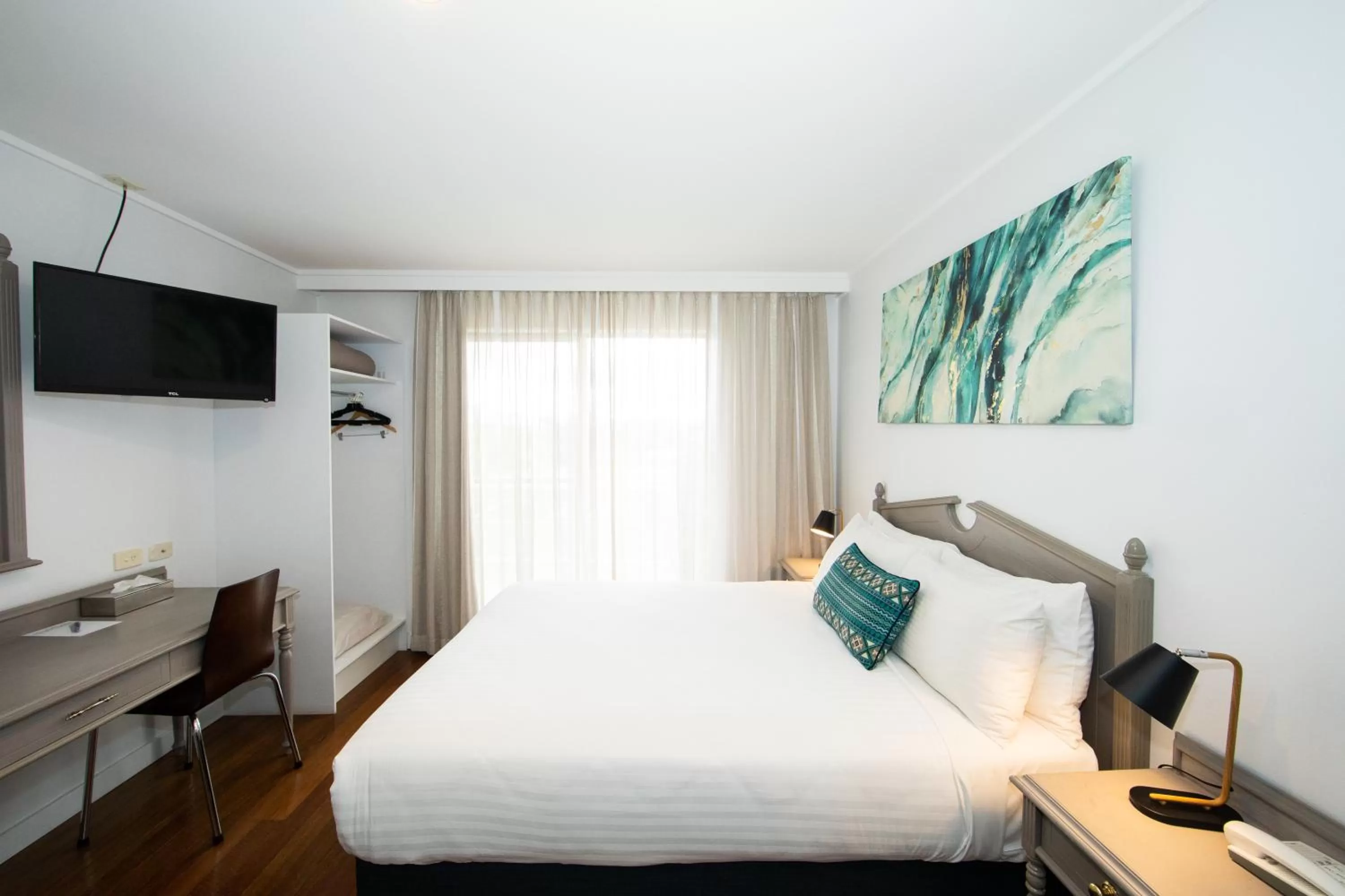 Photo of the whole room, Bed in New England Motor Lodge