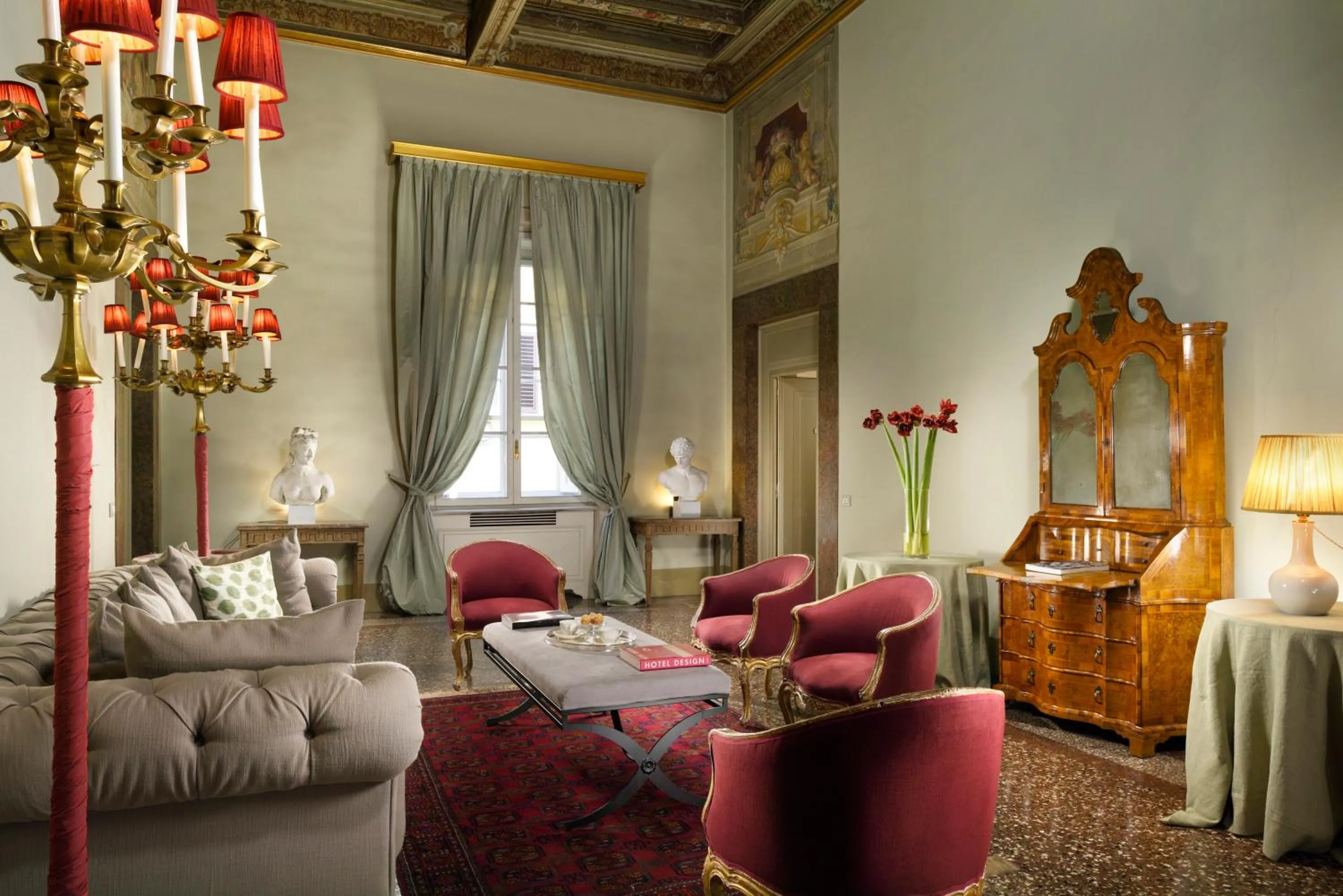 Communal lounge/ TV room in Al Palazzo del Marchese di Camugliano Residenza d'Epoca