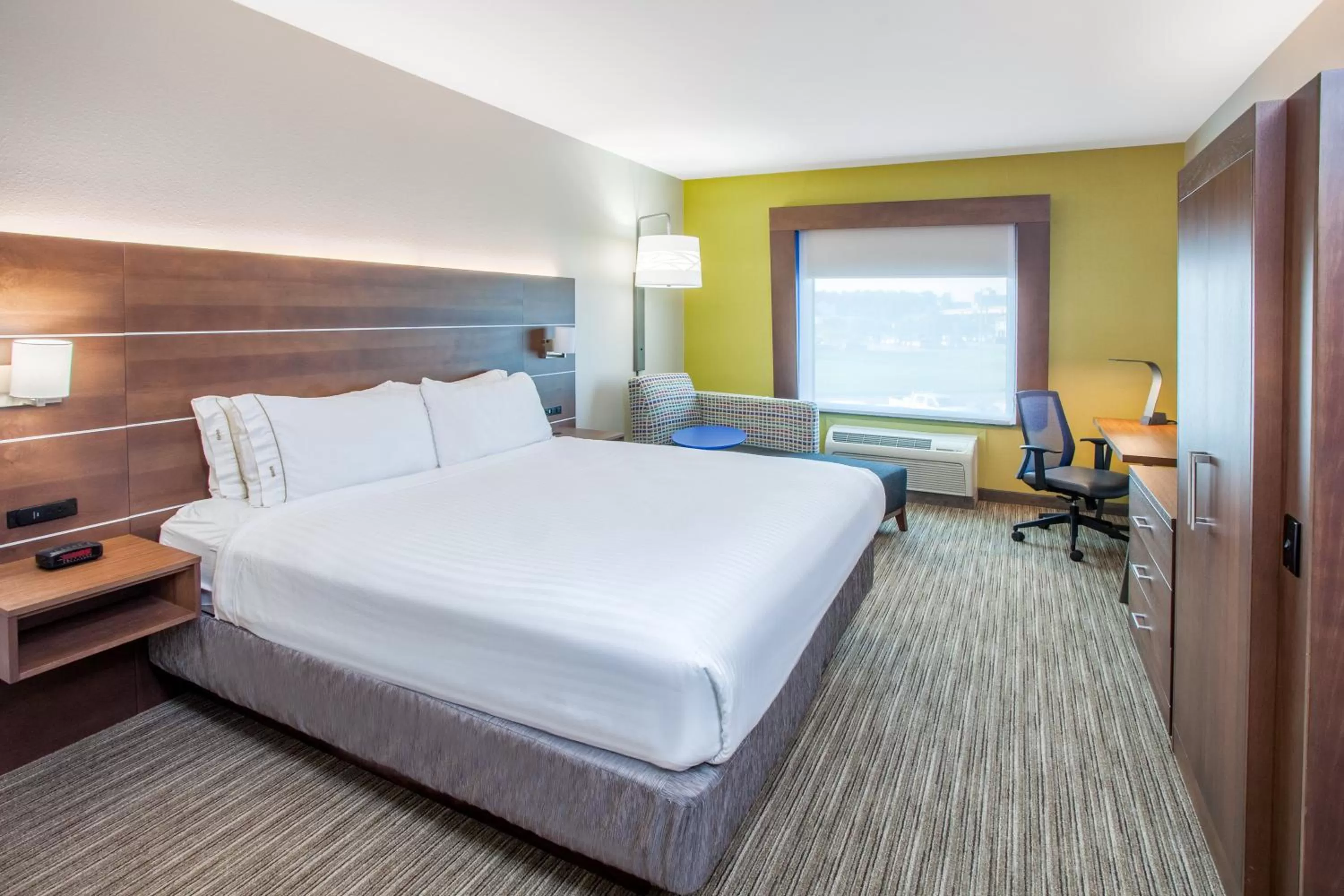 Photo of the whole room, Bed in Holiday Inn Express & Suites Texarkana by IHG