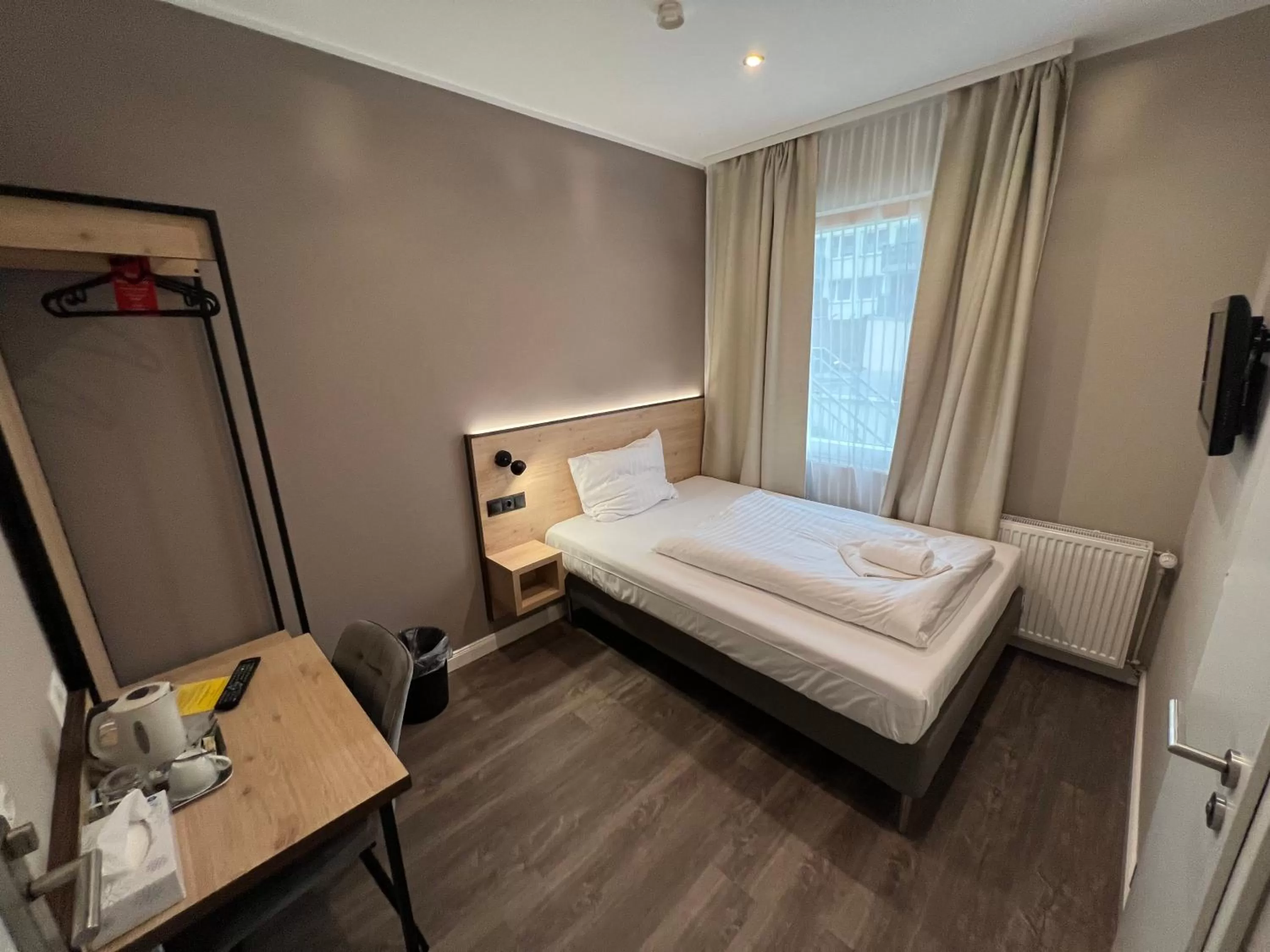 Bed in JJ Hotel Hannover-City-Pension