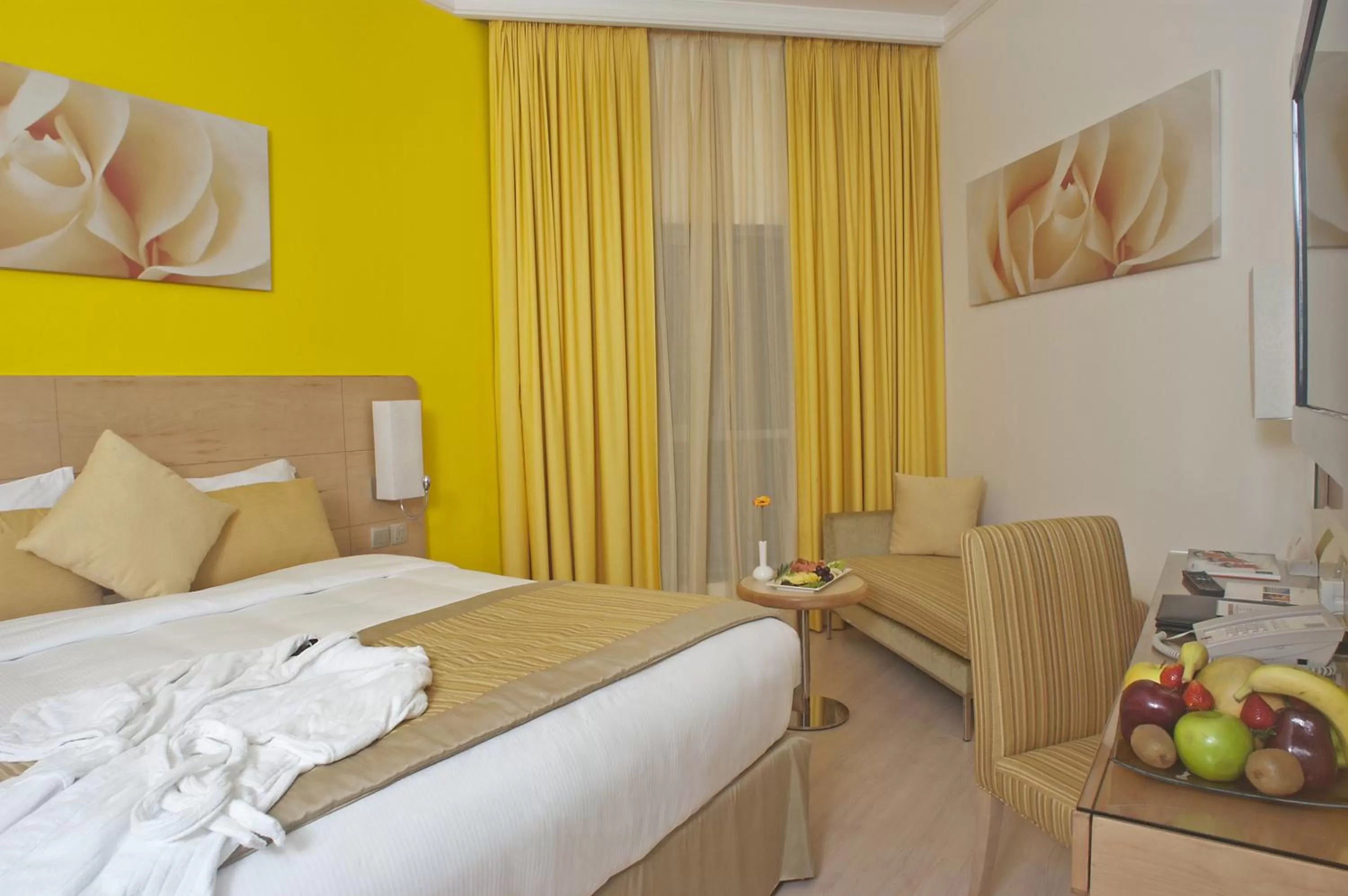 Shower, Bed in Al Khoory Executive Hotel, Al Wasl