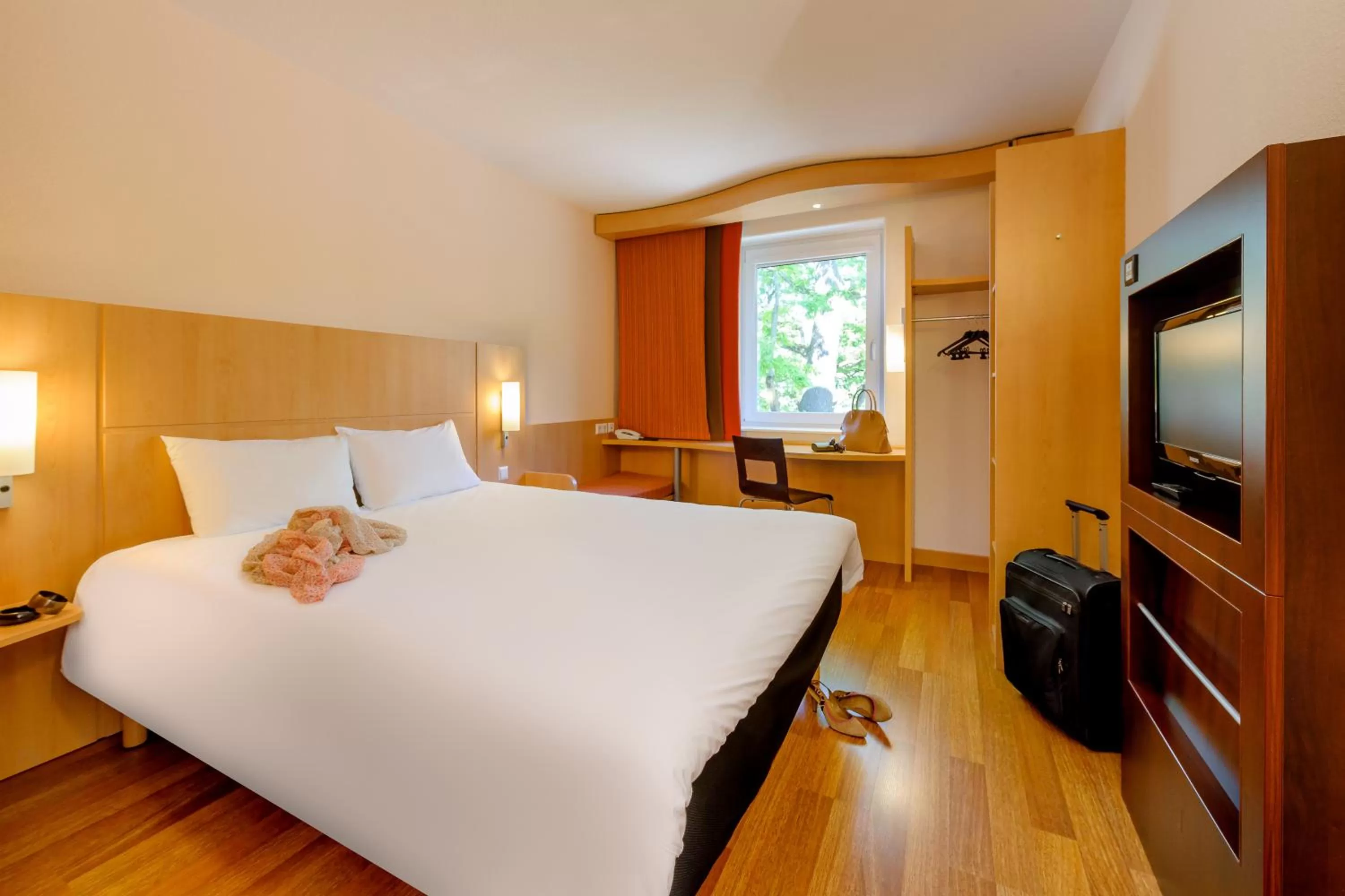 Photo of the whole room, Bed in ibis Konstanz